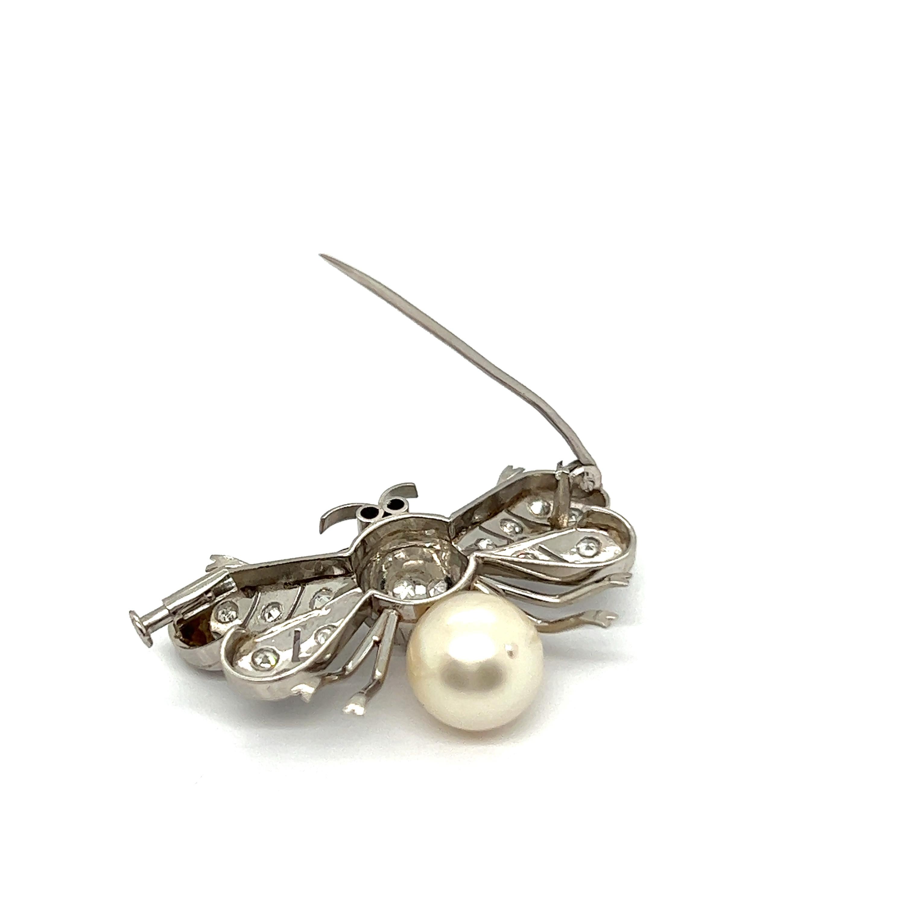 Butterfly Brooch with Diamonds and Pearl in 18 Karat White Gold For Sale 3