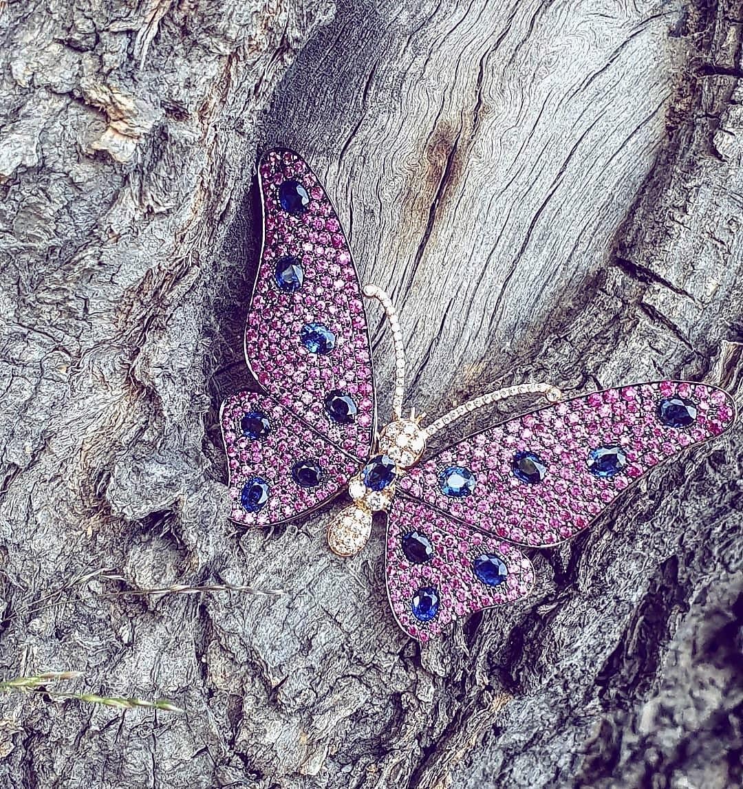 Schmetterlingsbrosche mit rosa, roten und blauen Saphiren und Diamanten aus 18 Karat Roségold (Brillantschliff) im Angebot