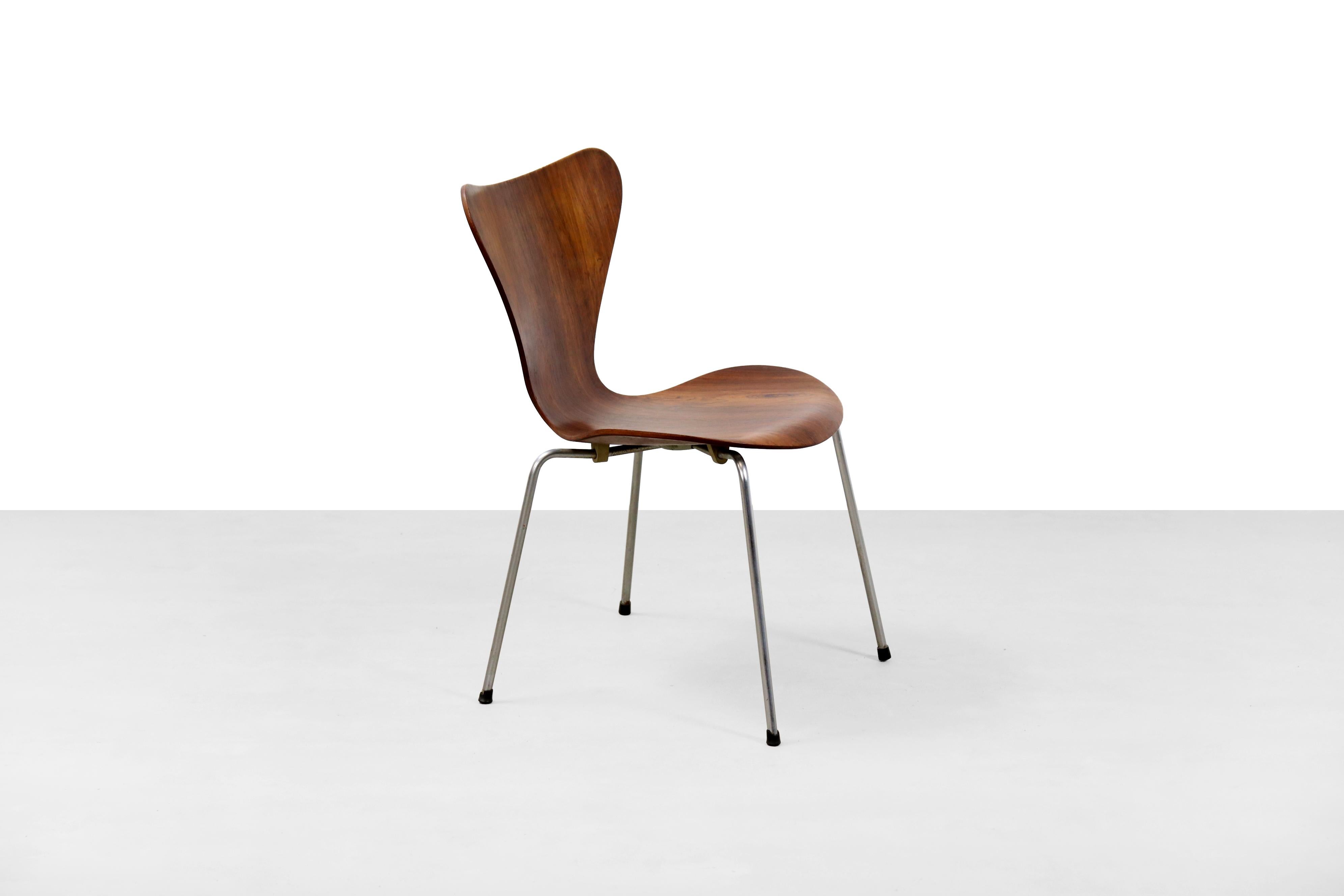 Beautiful old butterfly chair designed by Arne Jacobsen for Fritz Hansen. 
This series 7 chair is equipped with very beautiful Brazilian Rosewood veneer with exceptional beautiful drawing in the woodgrain. This dining room chair is marked