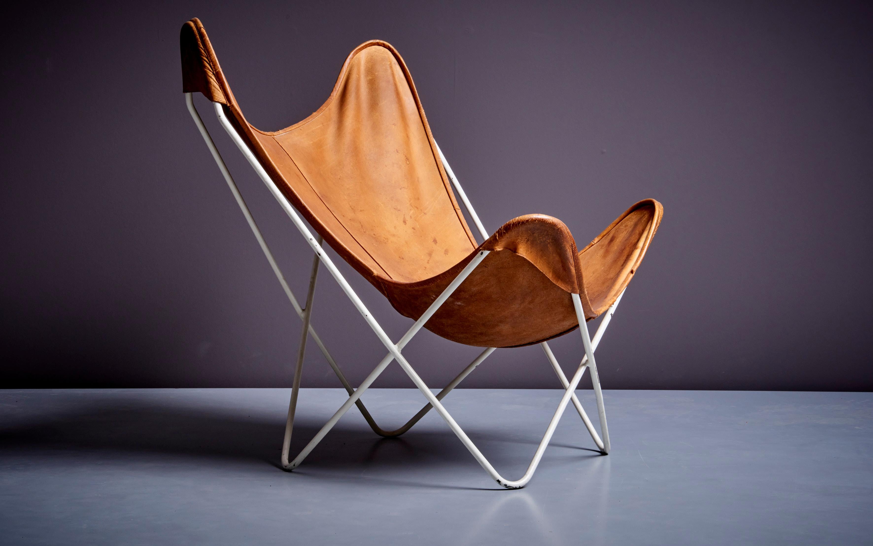 Butterfly Chair by Knoll International in Original Brown Cognac Leather In Fair Condition In Berlin, DE