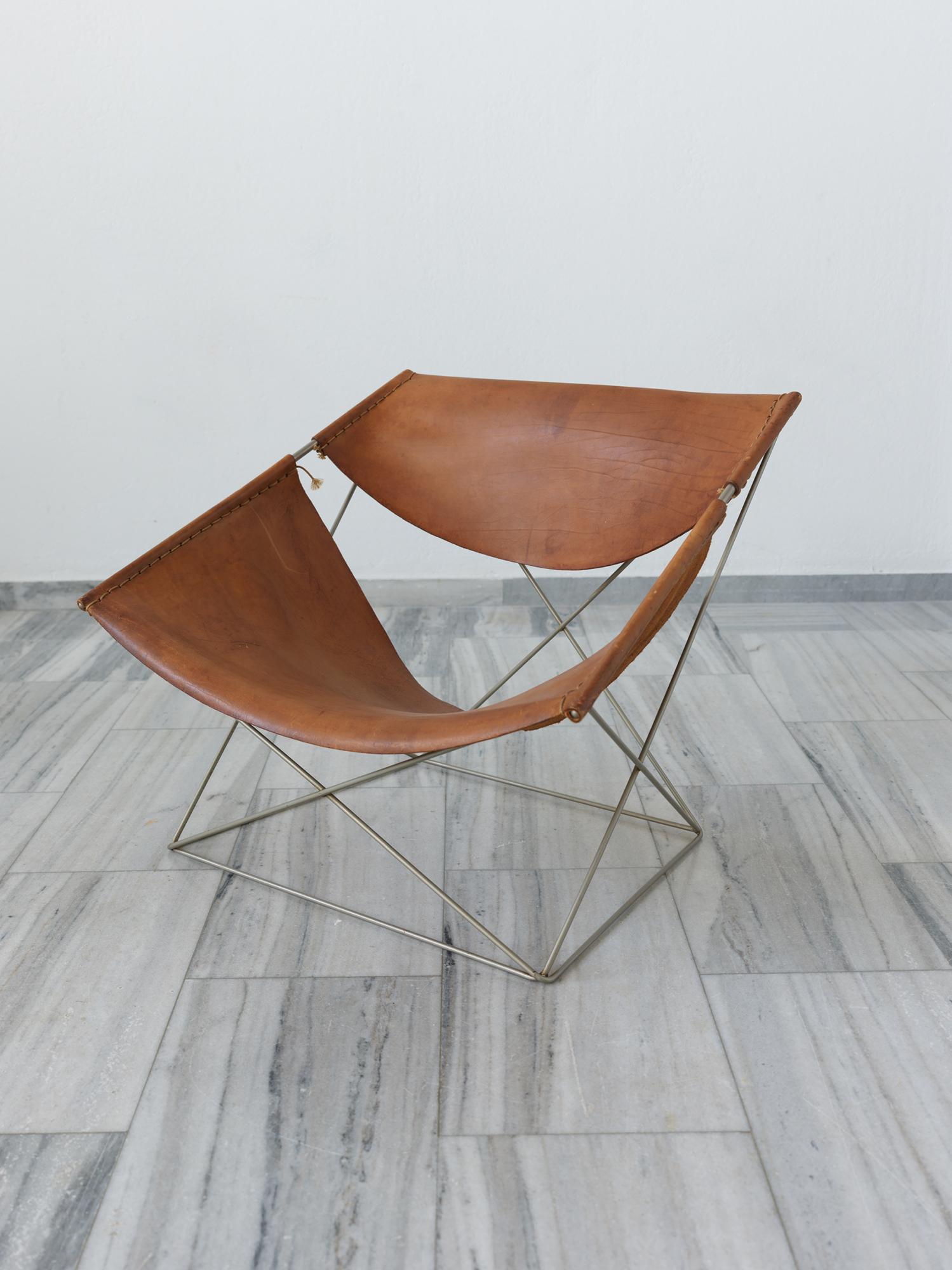 The butterfly F675 lounge chair was designed by Pierre Paulin for Artifort, Netherlands 1963.
The lounge chair has steel geometric frame and sturdy, natural leather, in cognac colour, with beautiful patina.
The chair belonged to the daughter of