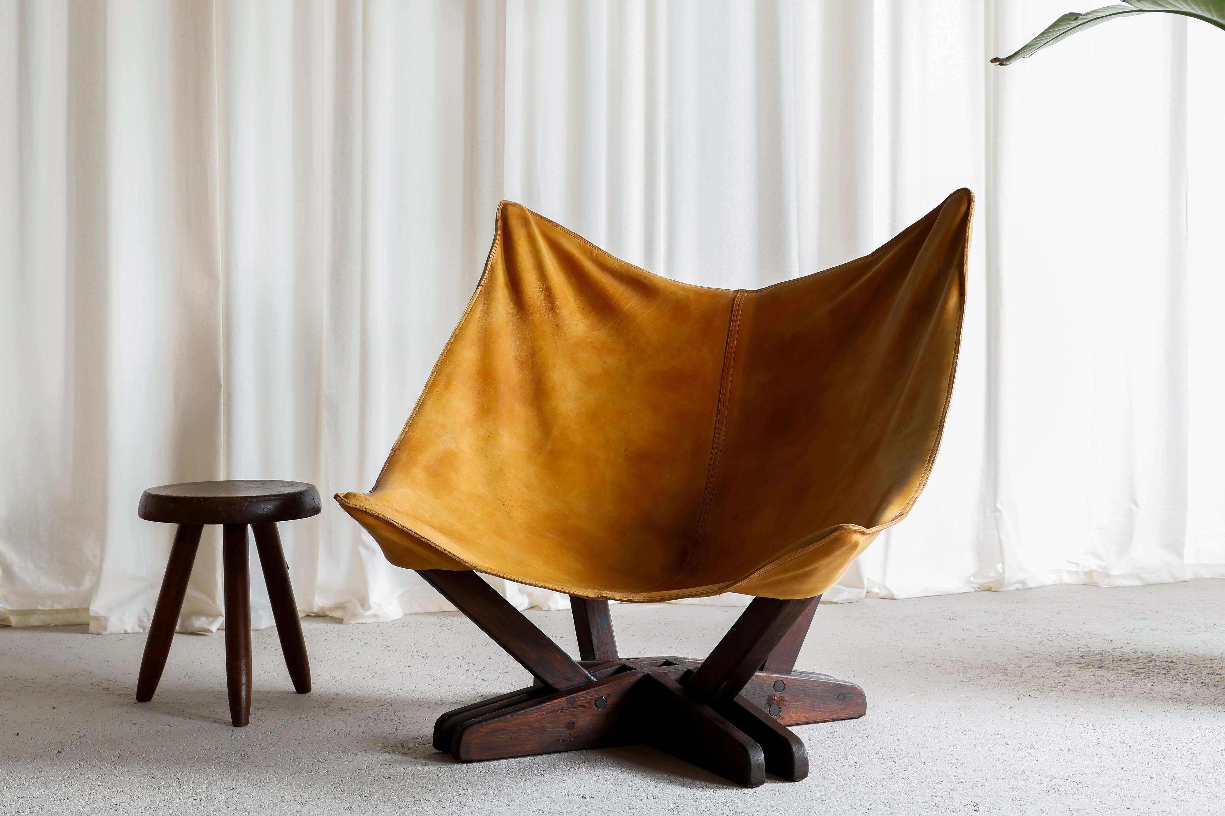 Schöner Schmetterlingsstuhl aus dunkelbraun gebeiztem Kiefernholz und Leder, hergestellt 1960 in Schweden. Auch wenn wir den Designer nicht kennen, spricht die erstklassige Qualität des Stuhls für sich selbst. Er besteht aus einer Mischung aus