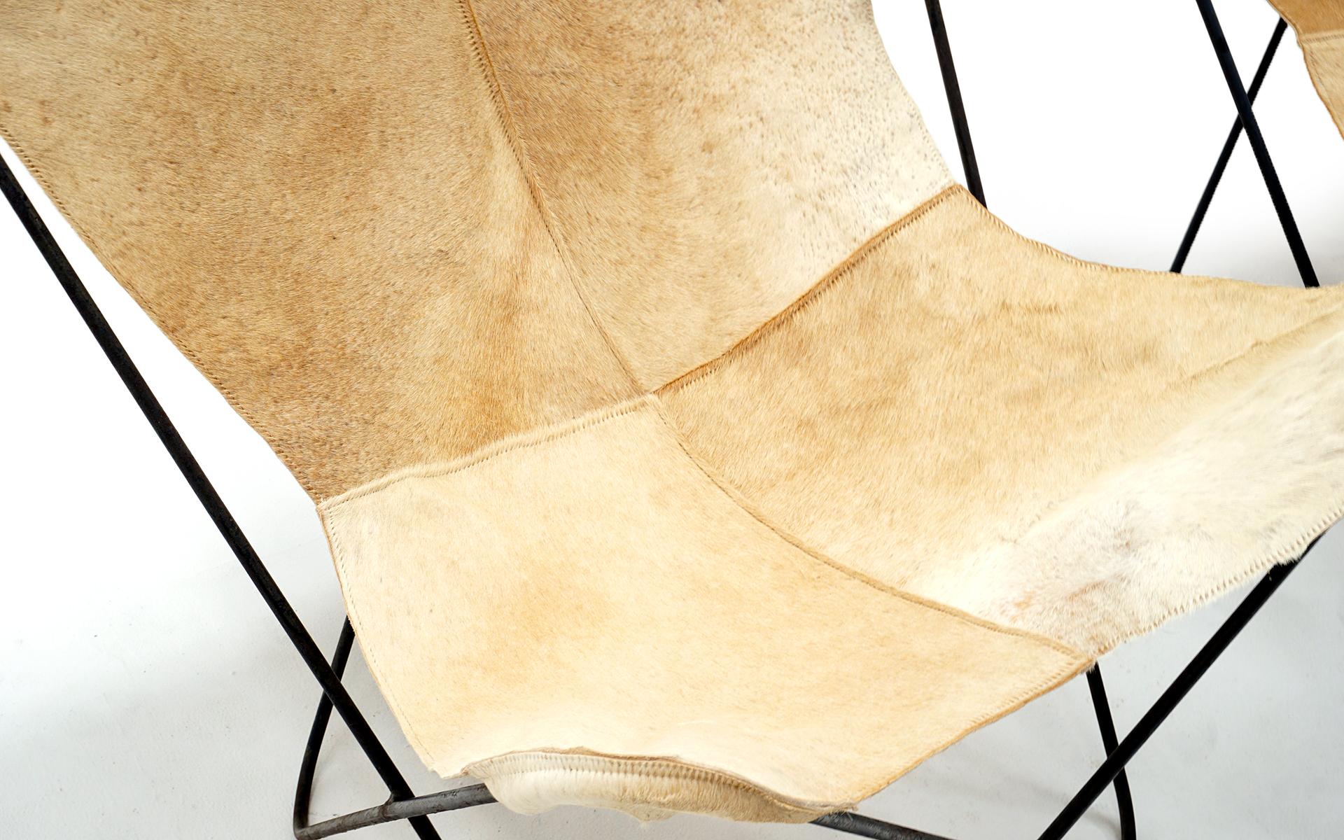 Butterfly Chairs, New Hair-On Cowhide Leather Covers, Hardoy Design for Knoll In Good Condition In Kansas City, MO