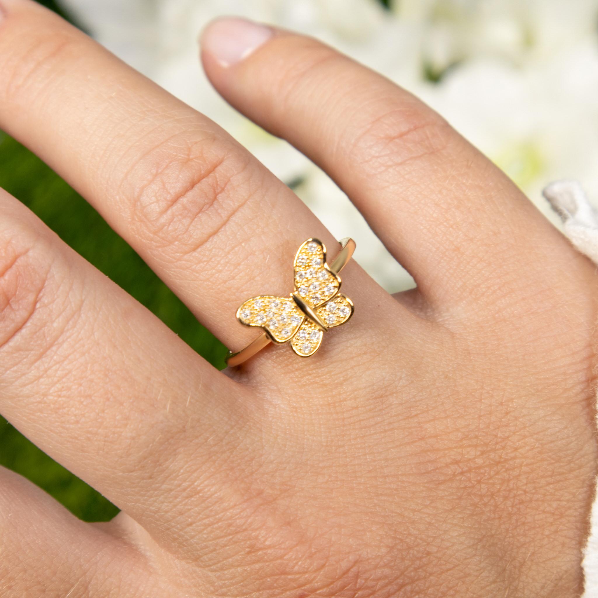 Il est accompagné d'une évaluation gemmologique par la GIA (GG/AJP).
Toutes les pierres précieuses sont naturelles
Diamants = 0,13 carats
Coupe : Ronde
Métal : Or jaune 14K
Taille de la bague : 6.75* US
*Il peut être redimensionné en fonction des