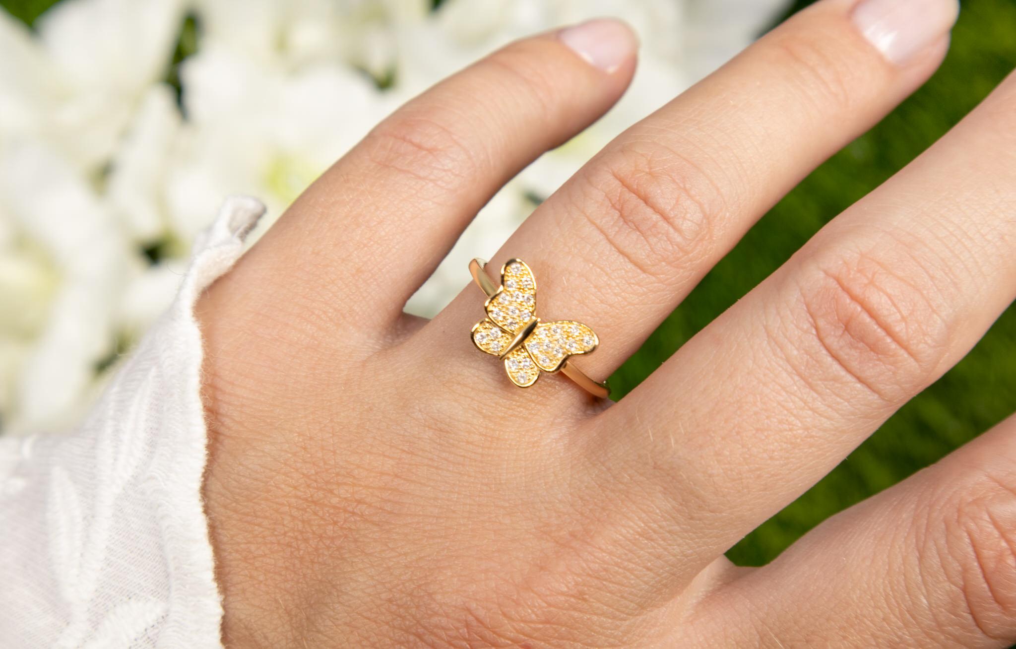 Contemporain Bague cocktail papillon sertie de diamants en vente