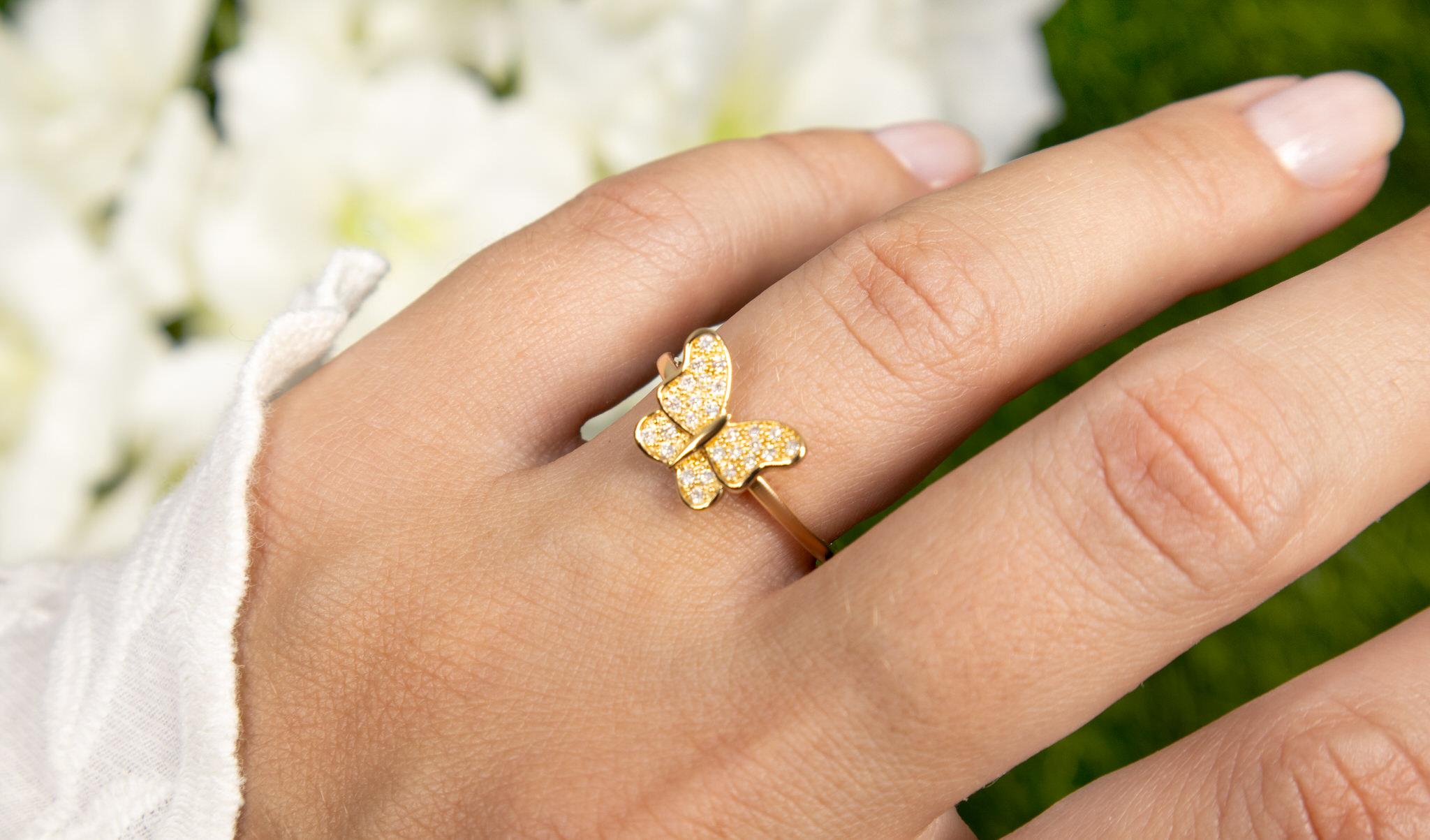 Taille ronde Bague cocktail papillon sertie de diamants en vente