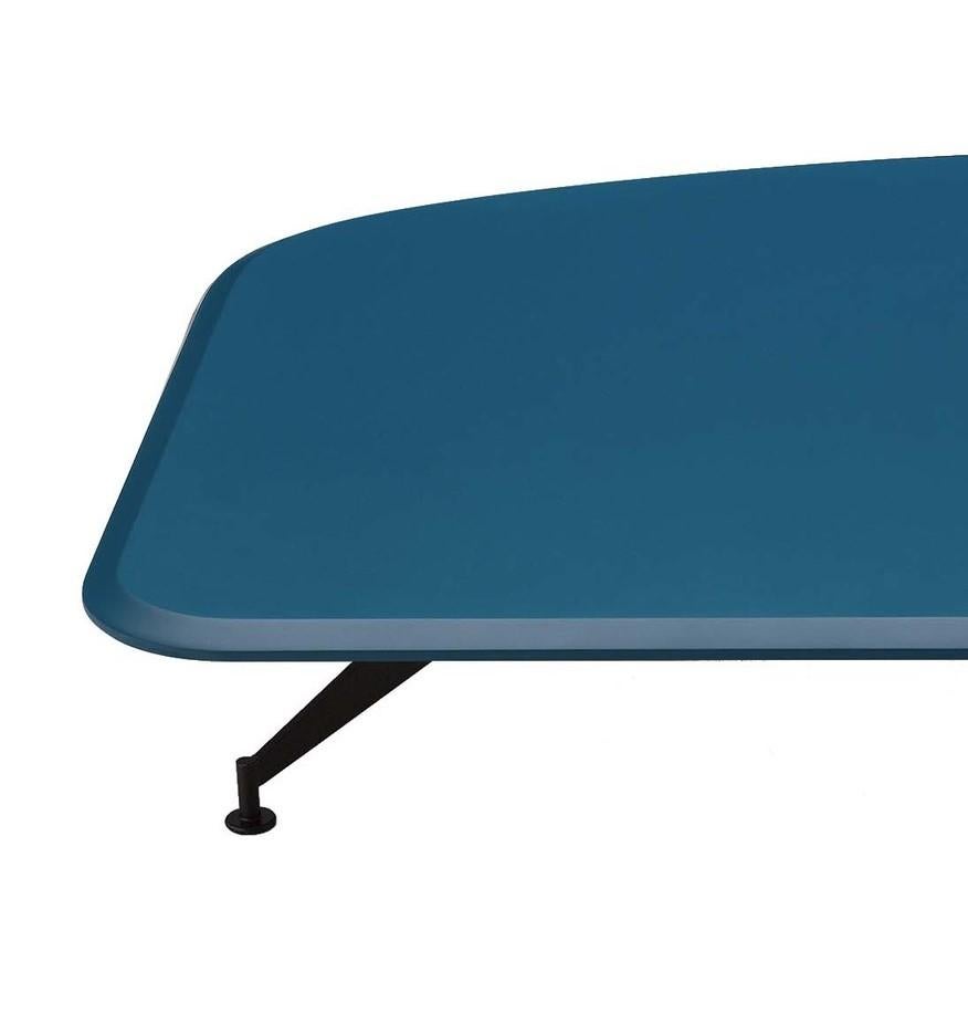 Inspired by the wings of a butterfly, this coffee table has a vibrant and light hearted appeal. On a slim metal base with a bronze-colored coating, the table is varnished in bright blue, ensuring it stands out in any color scheme. Thanks to the