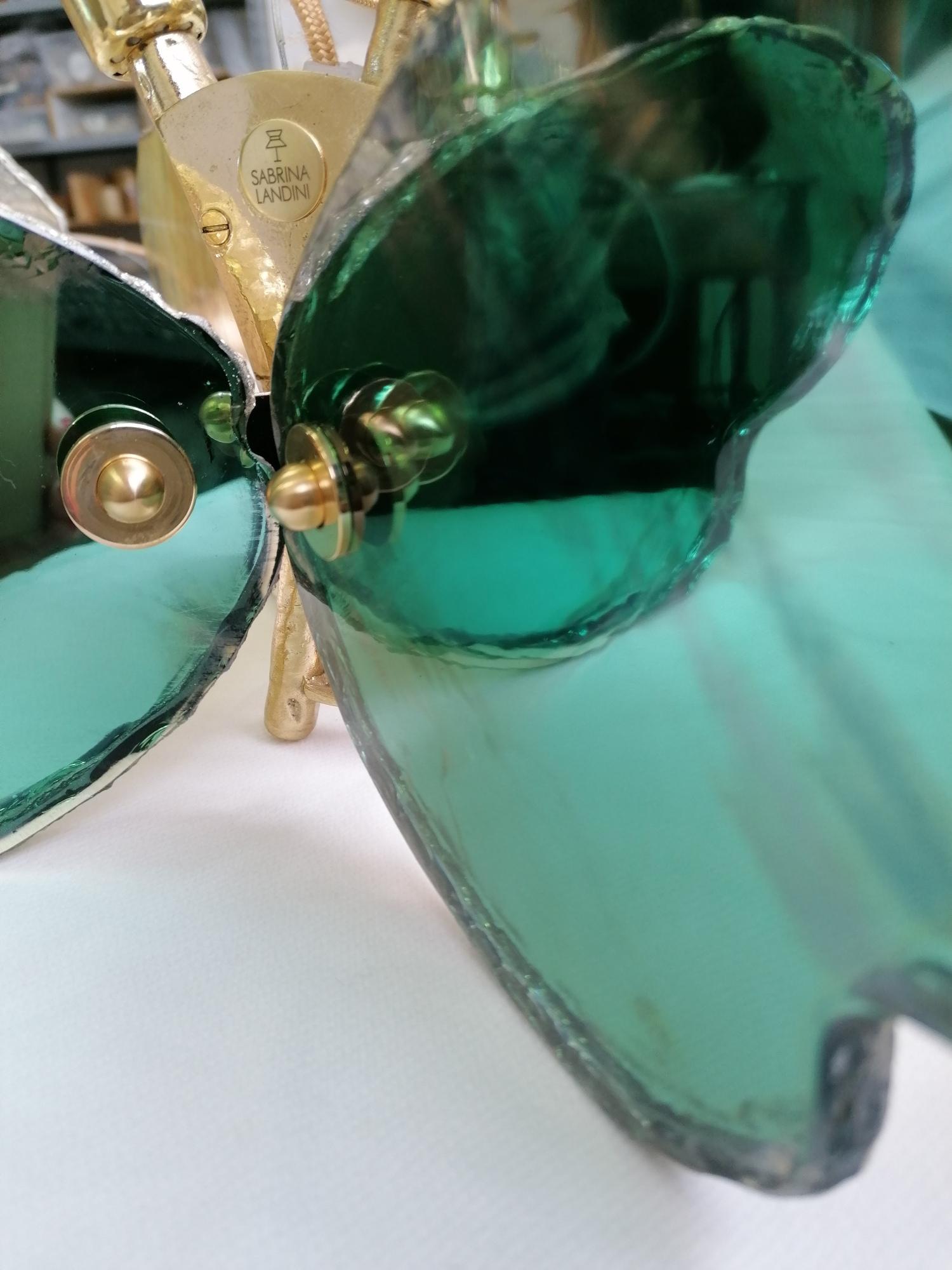 Zeitgenössische Schmetterlingslampe, Jade versilbertes Glas, Messinggehäuse, Kristalltropfen (Versilbert)