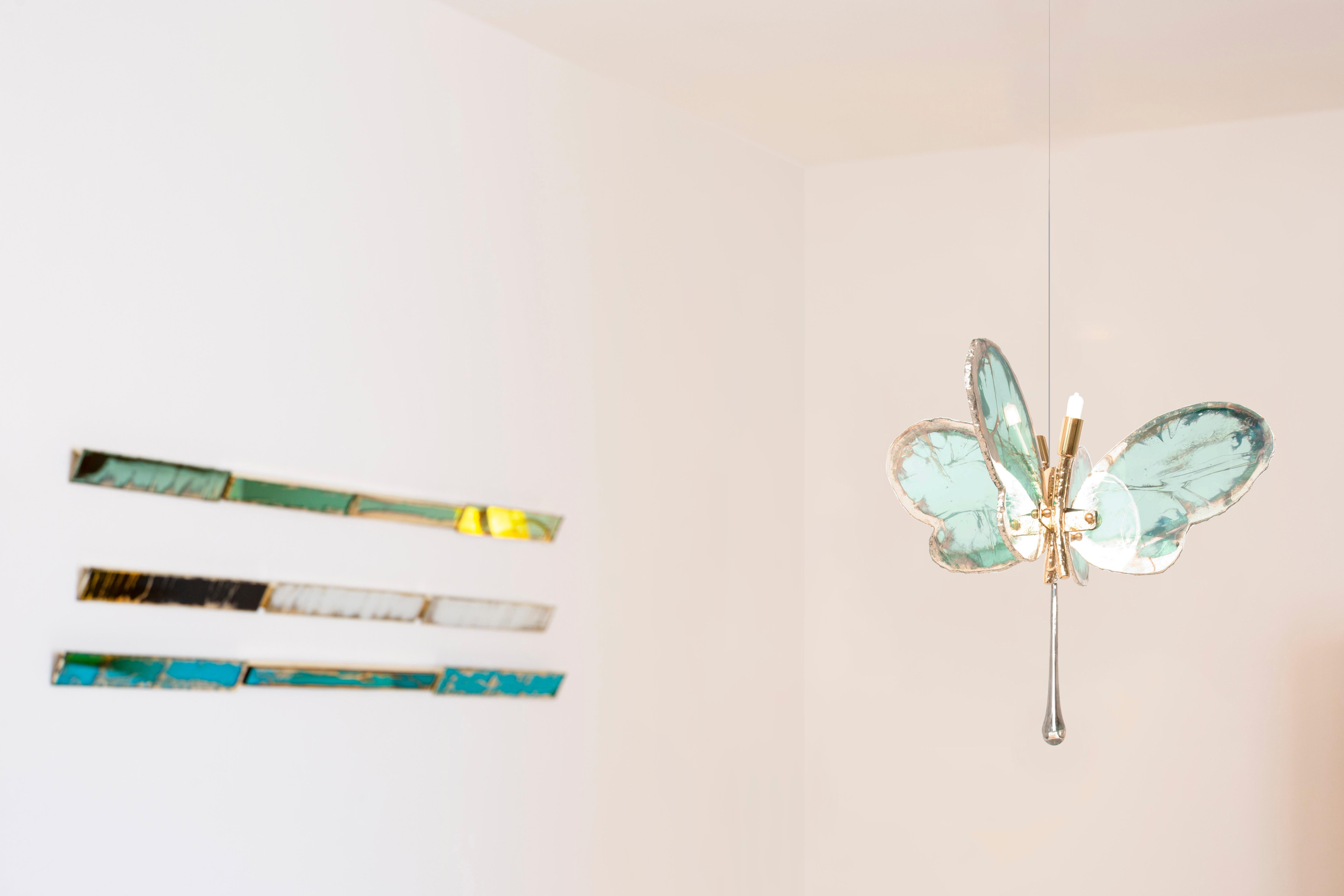 Zeitgenössische Schmetterlingslampe, Jade versilbertes Glas, Messinggehäuse, Kristalltropfen im Zustand „Neu“ in Pietrasanta, IT