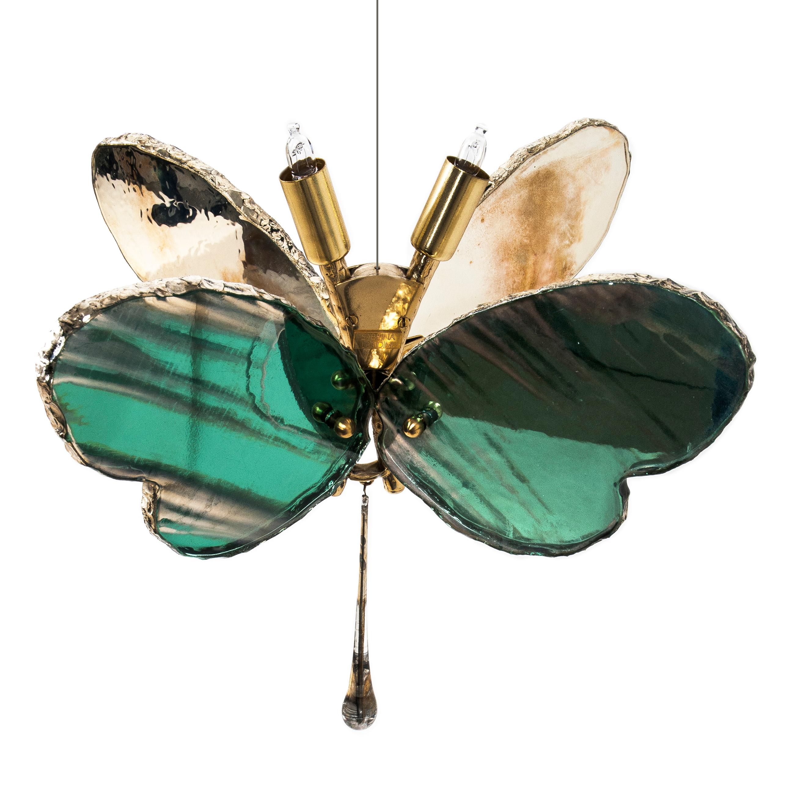 Zeitgenössische Schmetterlingslampe, Jade versilbertes Glas, Messinggehäuse, Kristalltropfen