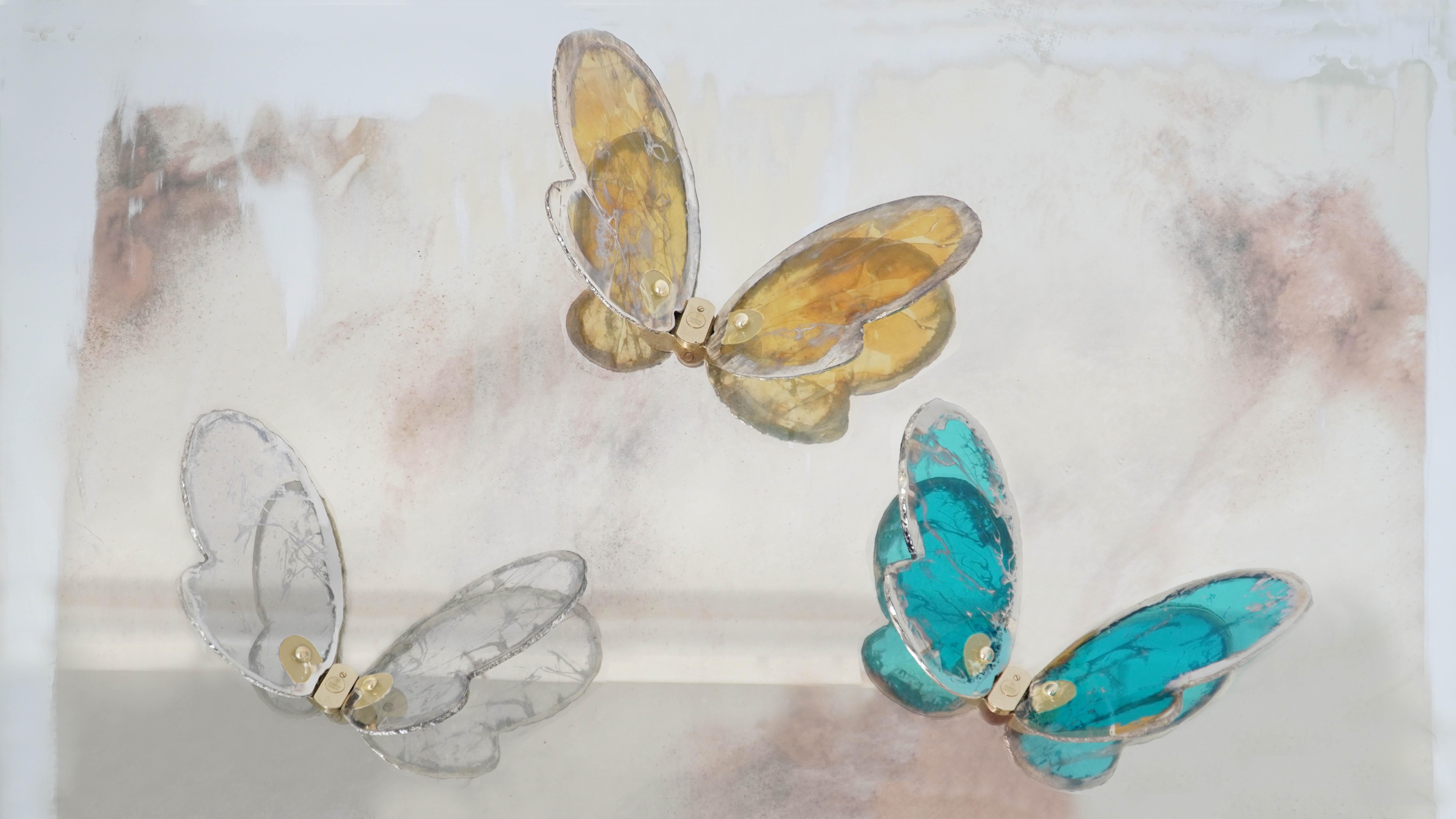 Argenté Sculpture murale contemporaine de papillon en verre argenté, aigue-marine   en vente