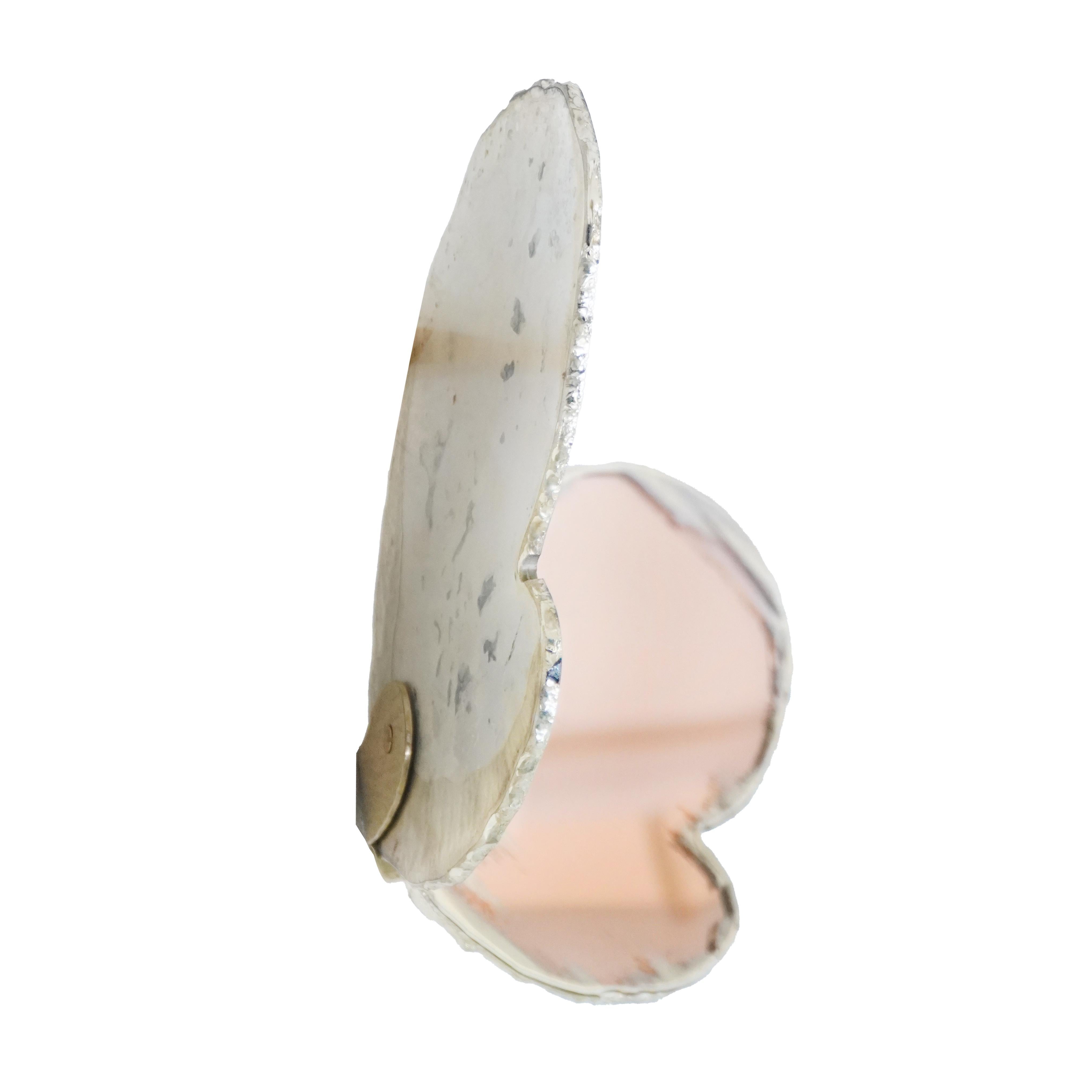 Zeitgenössische Schmetterlings-Wandskulptur, versilbertes Glas in Rosenfarbe (Versilbert) im Angebot