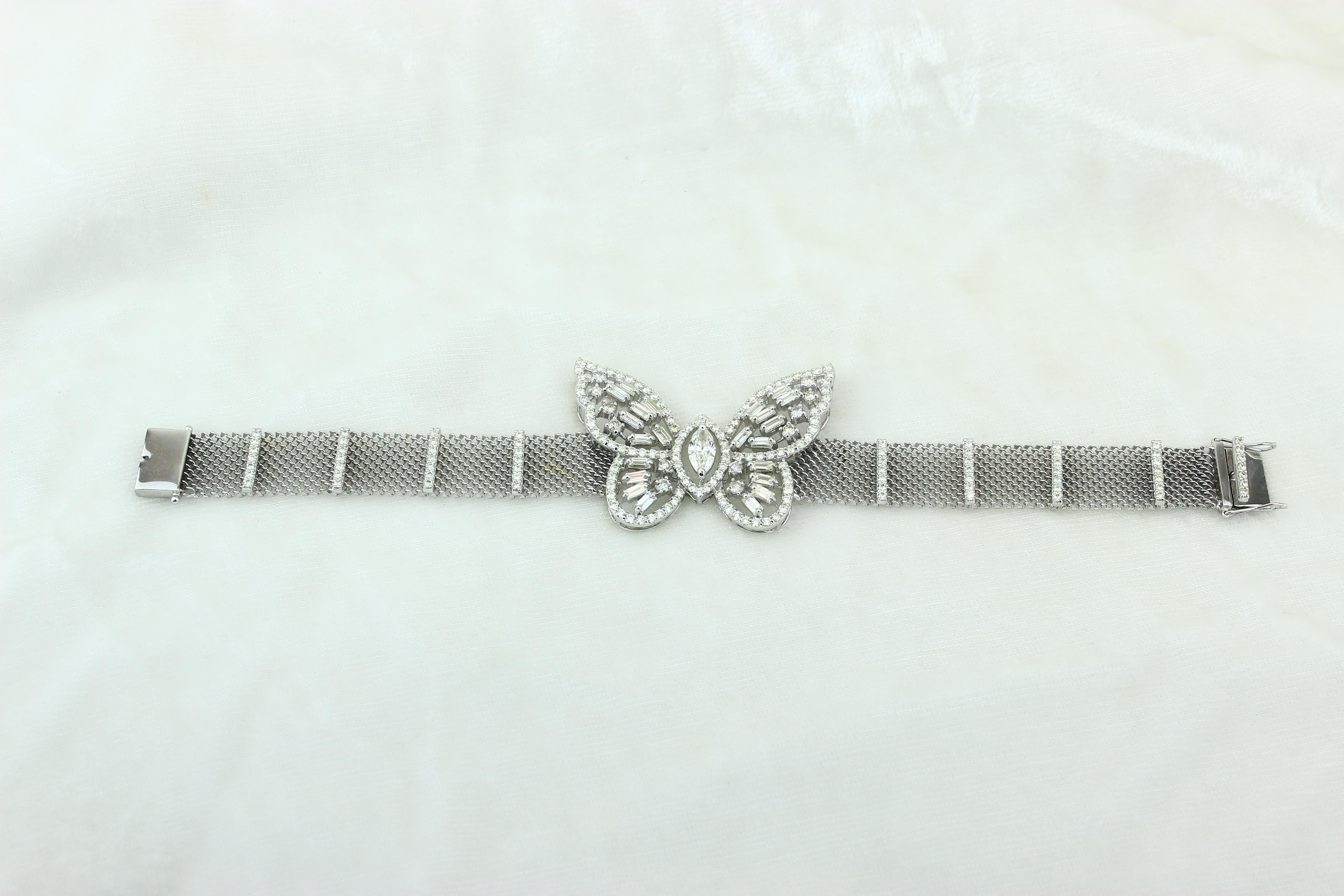 Butterfly Design Marquise & Baguette Diamond Bracelet in 18K Solid Gold In New Condition For Sale In New Delhi, DL