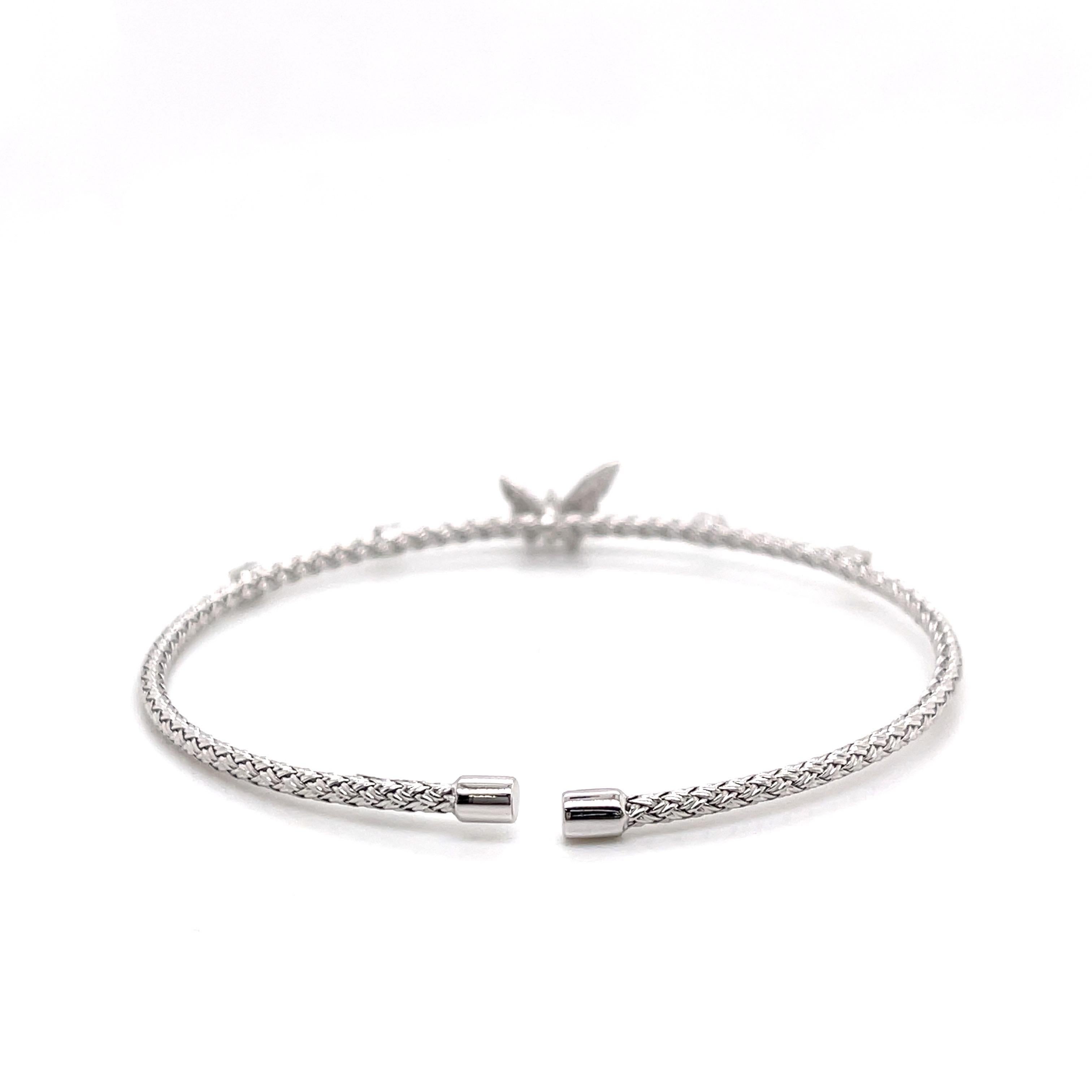 Taille ronde Bracelet jonc papillon en or blanc et diamants en vente