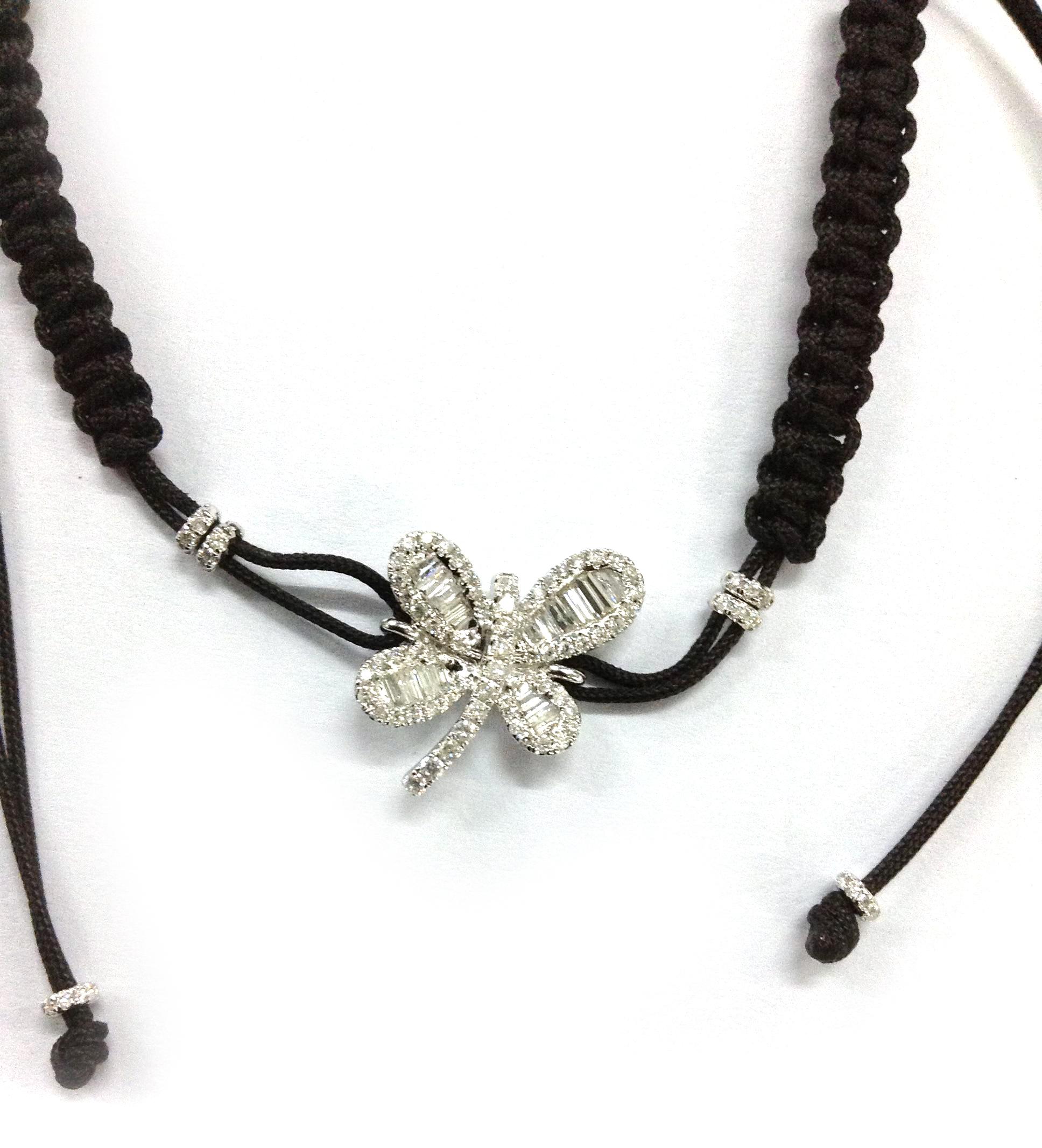 Dieses zarte, mit echten Diamanten besetzte Armband ist für Ihren täglichen Komfort und Ihre Mode gemacht. Das Armband wird von einem schmetterlingsförmigen Motiv begleitet, das mit 0,83 Karat Diamanten im Rund- und Baguetteschliff besetzt ist und