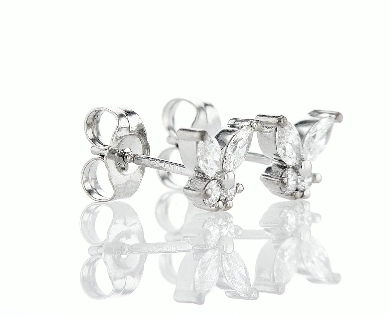 Boucles d'oreilles papillon en or blanc 14 carats et diamants Neuf - En vente à New York, NY