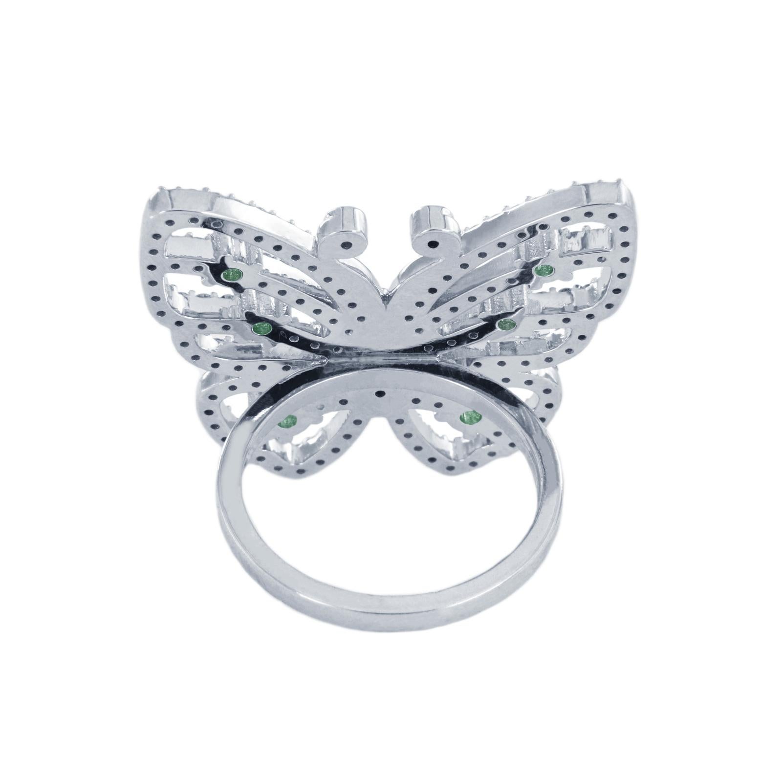 Ring aus 14 Karat Weißgold mit Schmetterling-Diamant und Smaragd (Rundschliff) im Angebot