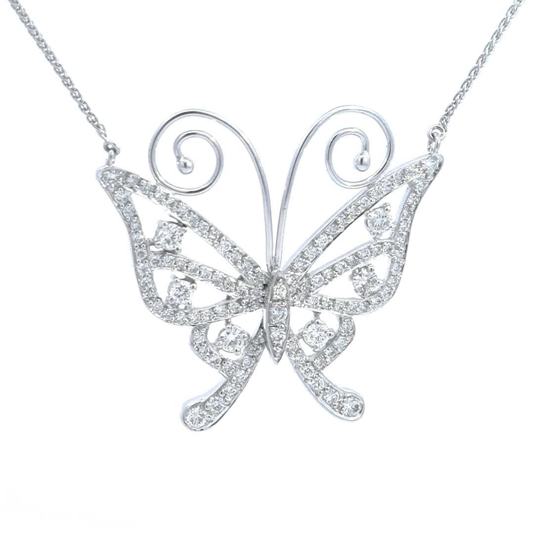 Admirez la beauté éthérée de notre collier papillon à diamants en or blanc 18 carats, un symbole rayonnant de grâce et de sophistication. Suspendu à une délicate chaîne de blé, ce collier présente un pendentif resplendissant en forme de papillon,