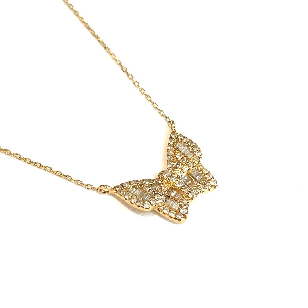 Fabriqué en or jaune 14k massif, le collier comporte un magnifique pendentif papillon orné de diamants d'un poids total d'environ 0,26 carat. Le pendentif pèse 1,52 gramme et est réalisé de manière experte avec des détails complexes qui en font une