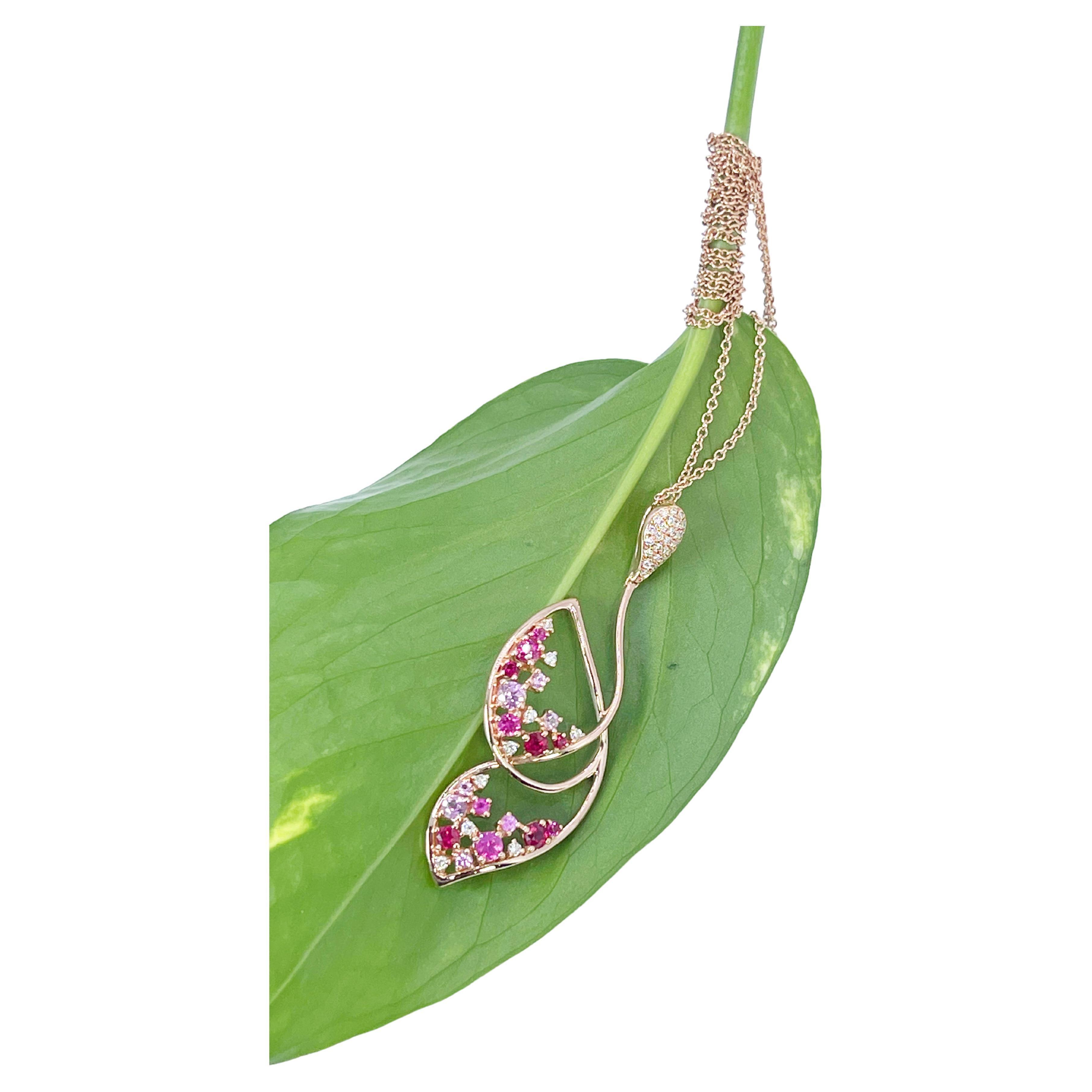 Superbe pendentif artistique composé d'un papillon abstrait en or rose 14KT. Les pierres précieuses sont des rubis, des saphirs et des diamants qui ont été soigneusement assortis pour créer l'ombre rouge rosé.

Poids en grammes : 4gr
OR : Or rose