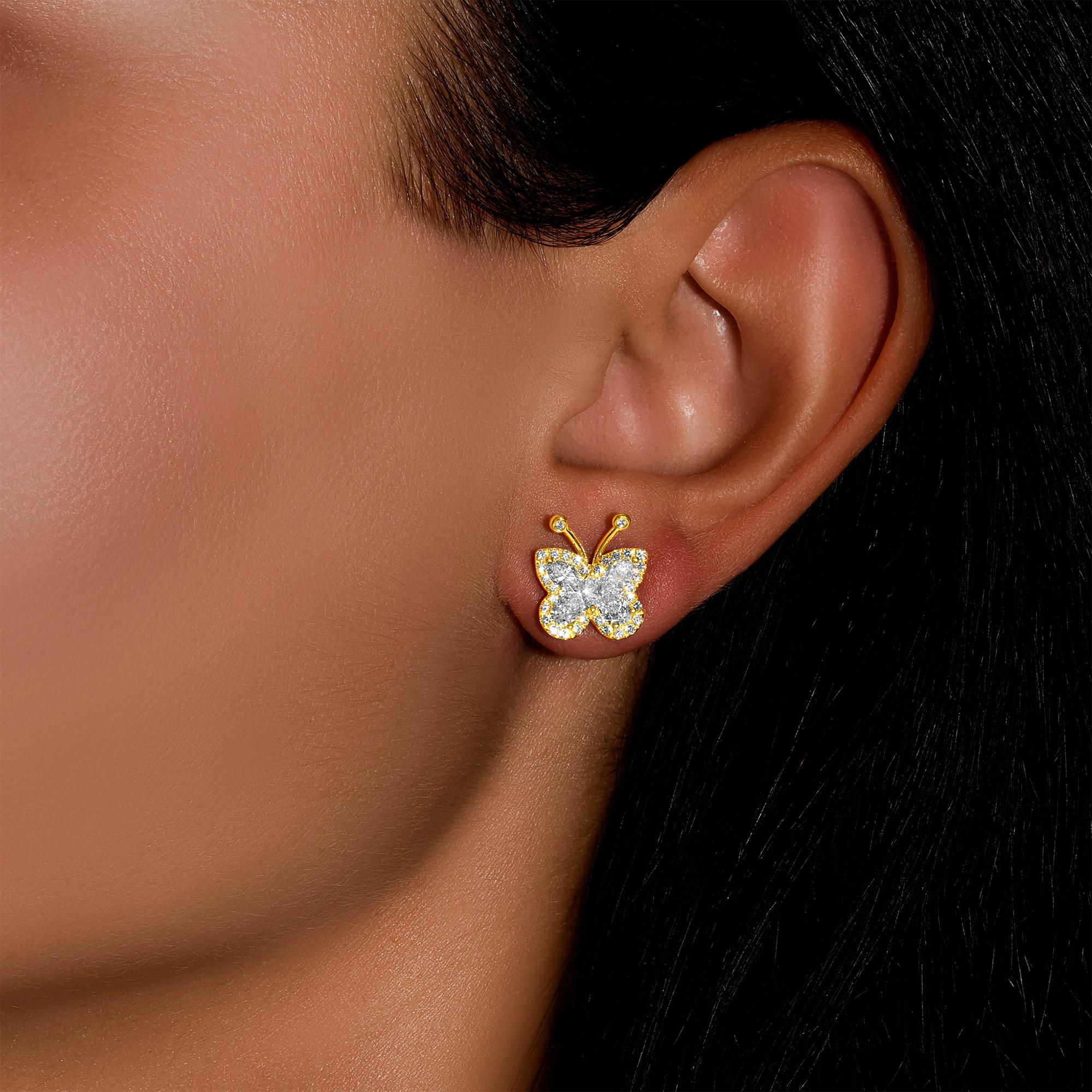 Il est accompagné d'une évaluation gemmologique par la GIA (GG/AJP).
Toutes les pierres précieuses sont naturelles
78 diamants = 1,61 carat
Taille : Poire, Rond, Marquise
Métal : Or jaune 18K