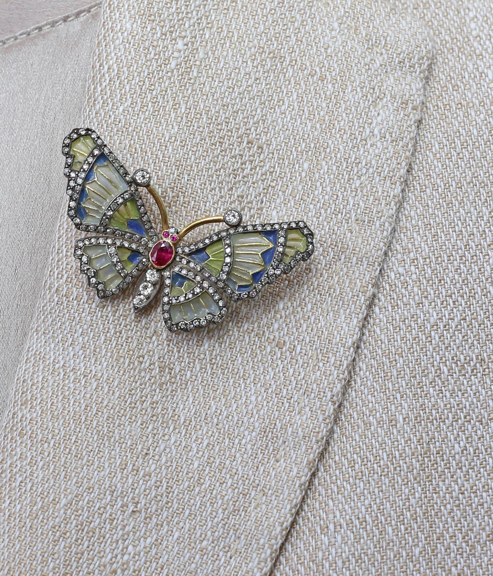 Broche Mariposa Diamantes Color Rubí Esmalte Oro 18 Kilates Floral Unisex, 1940 Art Nouveau en venta