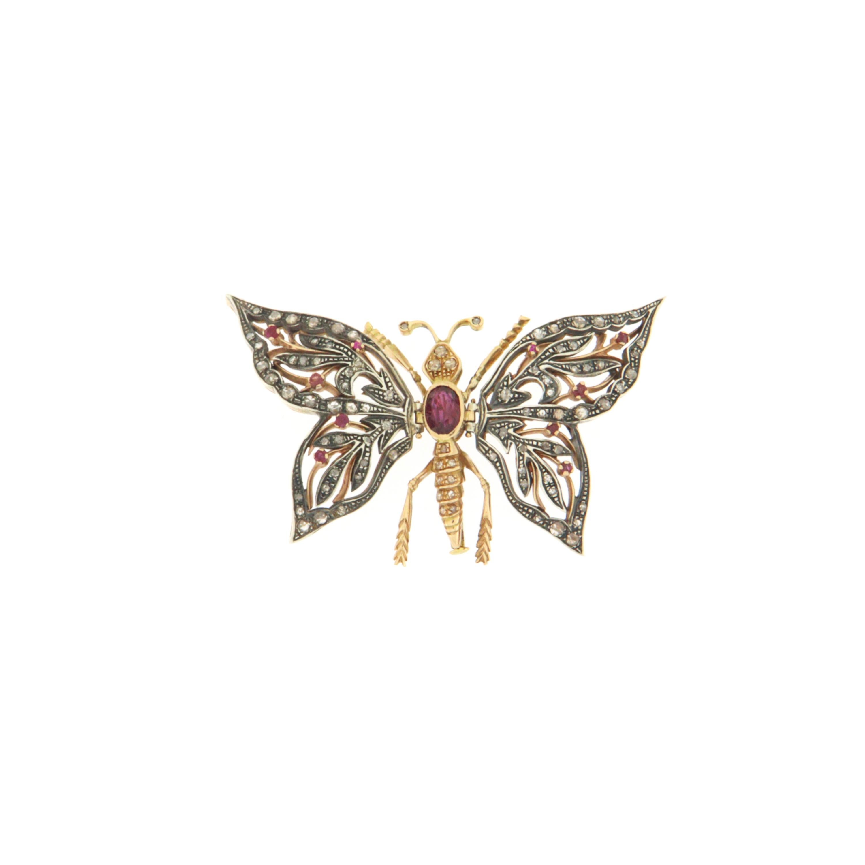 Brosche aus 14 Karat Gelbgold mit Schmetterling und Diamanten und Rubinen im Zustand „Neu“ im Angebot in Marcianise, IT