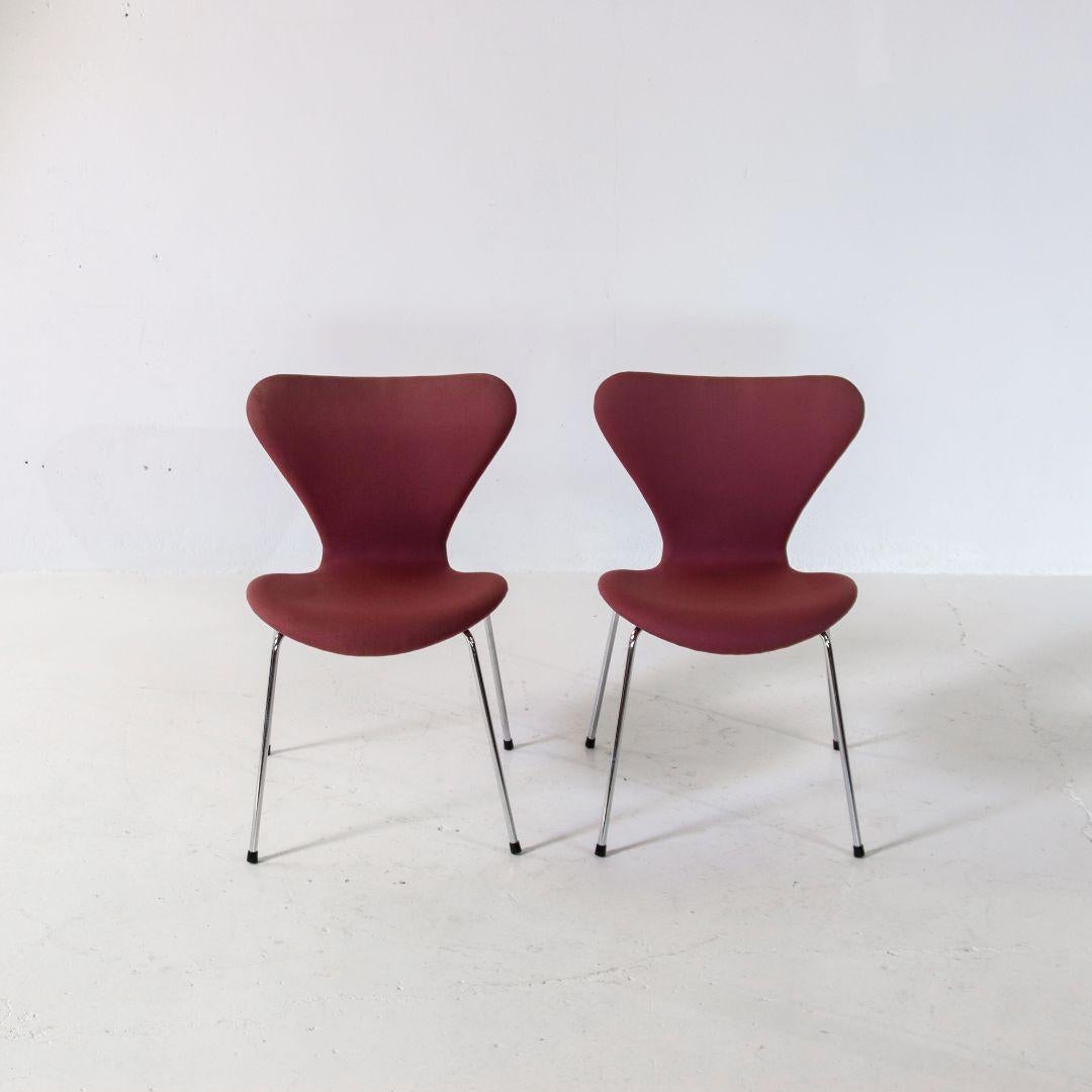Original butterfly chairs by Arne Jacobsen for Fritz Hansen. A famous design from 1955, this version with purple upholstery was produced in 1991. The fabric has been professionally cleaned and is in good vintage condition, with some very light signs