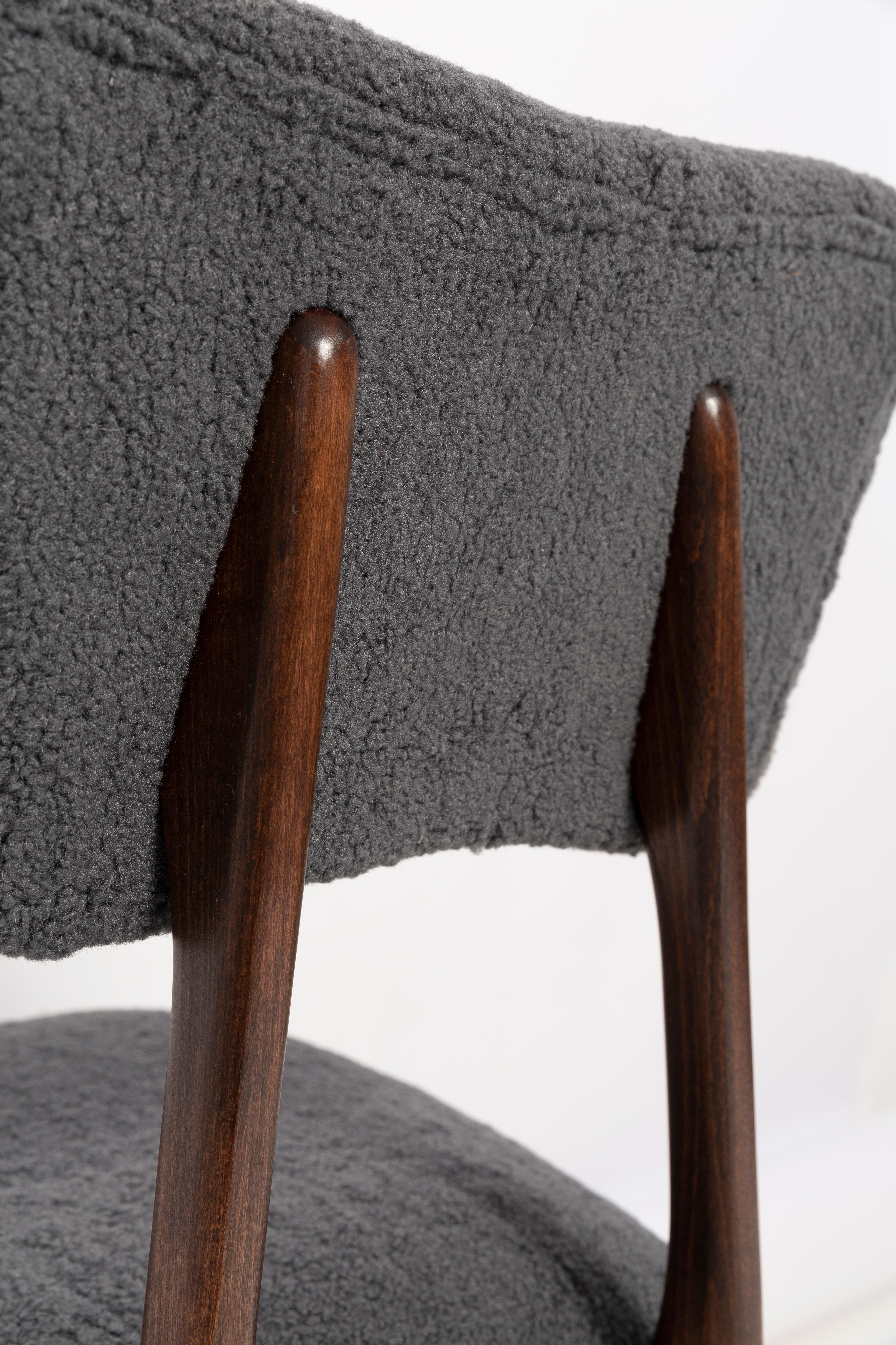Chaise de salle à manger papillon, tissu bouclé gris, bois foncé, de Vintola Studio, Pologne, Europe en vente 2