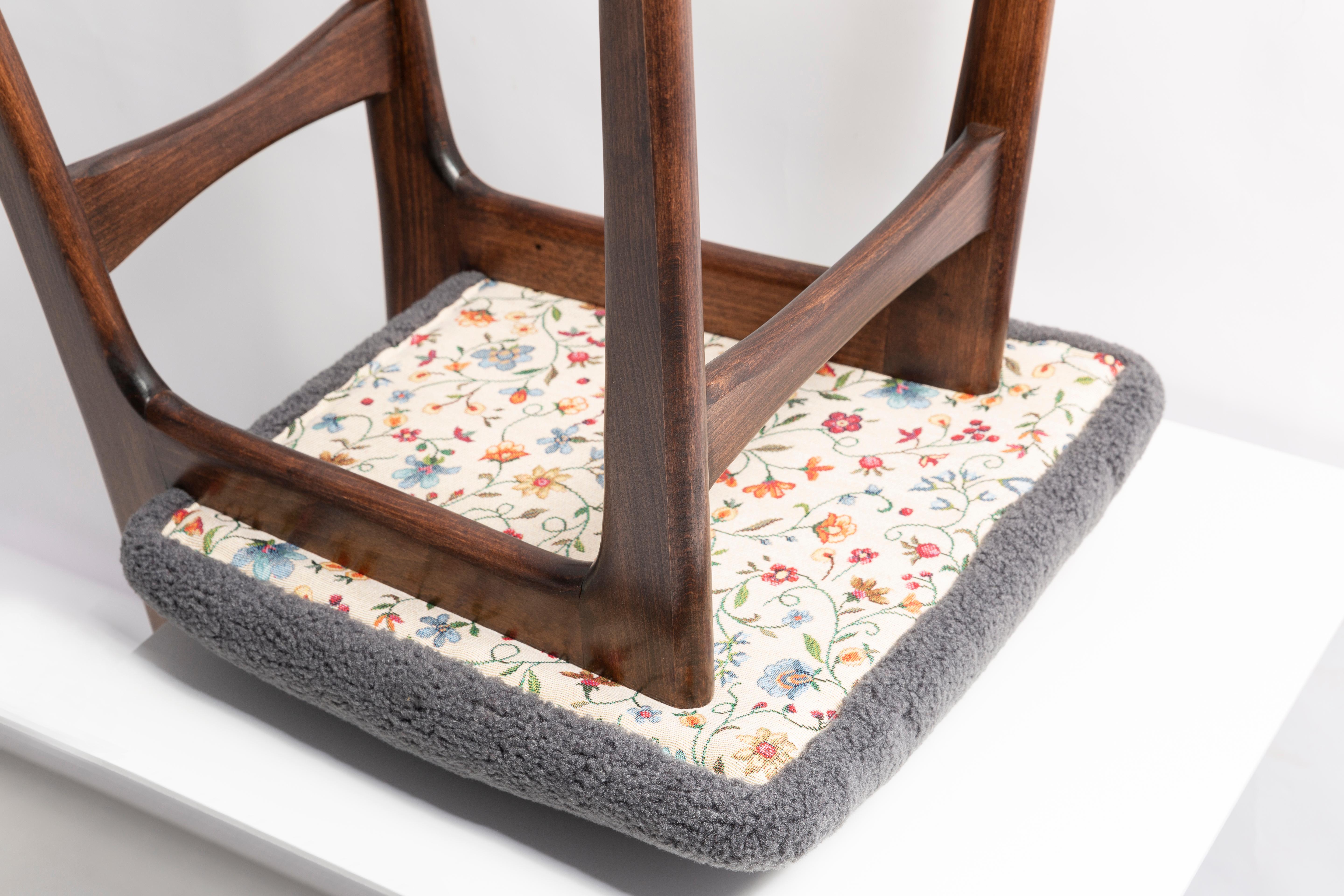 Chaise de salle à manger papillon, tissu bouclé gris, bois foncé, de Vintola Studio, Pologne, Europe en vente 4