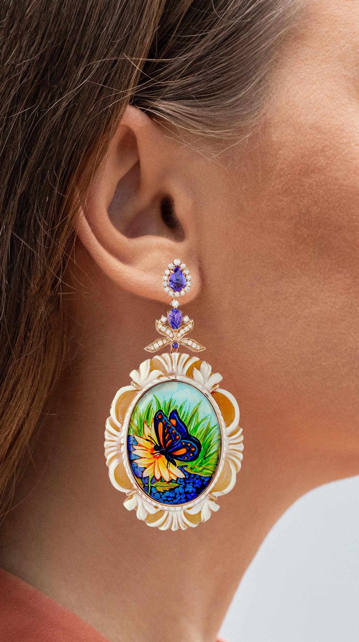 It comes with the Gemological Appraisal by GIA GG/AJP
All Gemstones are Natural
Carved Shell = 35.31 Carats
Tanzanites = 2.26 Carats
Diamonds = 0.82 Carats
Metal: 18K Gold
Dimensions: 77 x 38 mm
