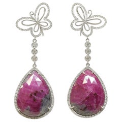 Boucles d'oreilles contemporaines papillon en or blanc 18 carats, rubis et diamants (F-G VVS)