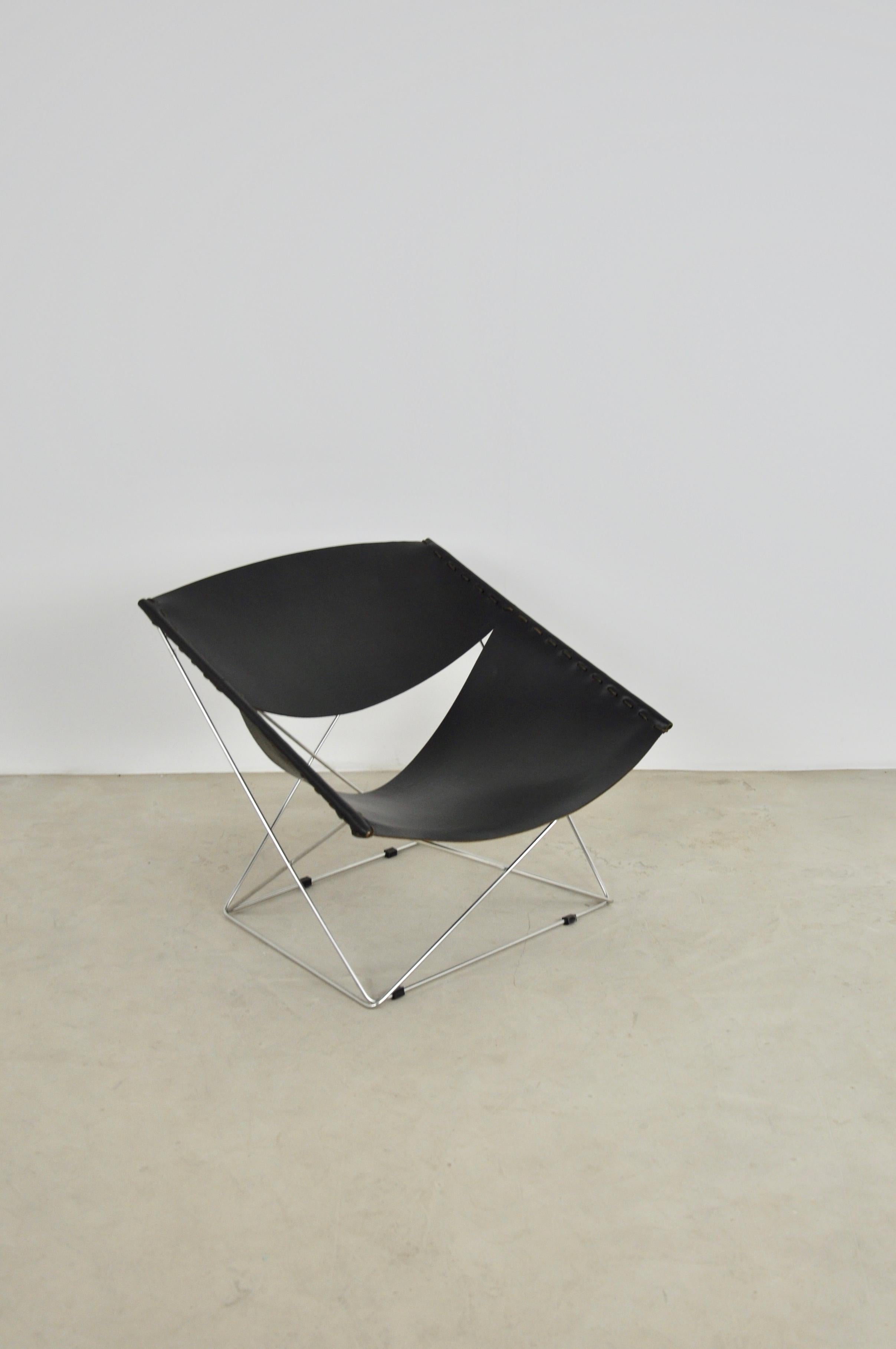 Leather lounge chair, metal structure. Stamped ARTIFORT. Measure: Seat height 30cm. Wear due to the time and the age of the armchair, (1960s).