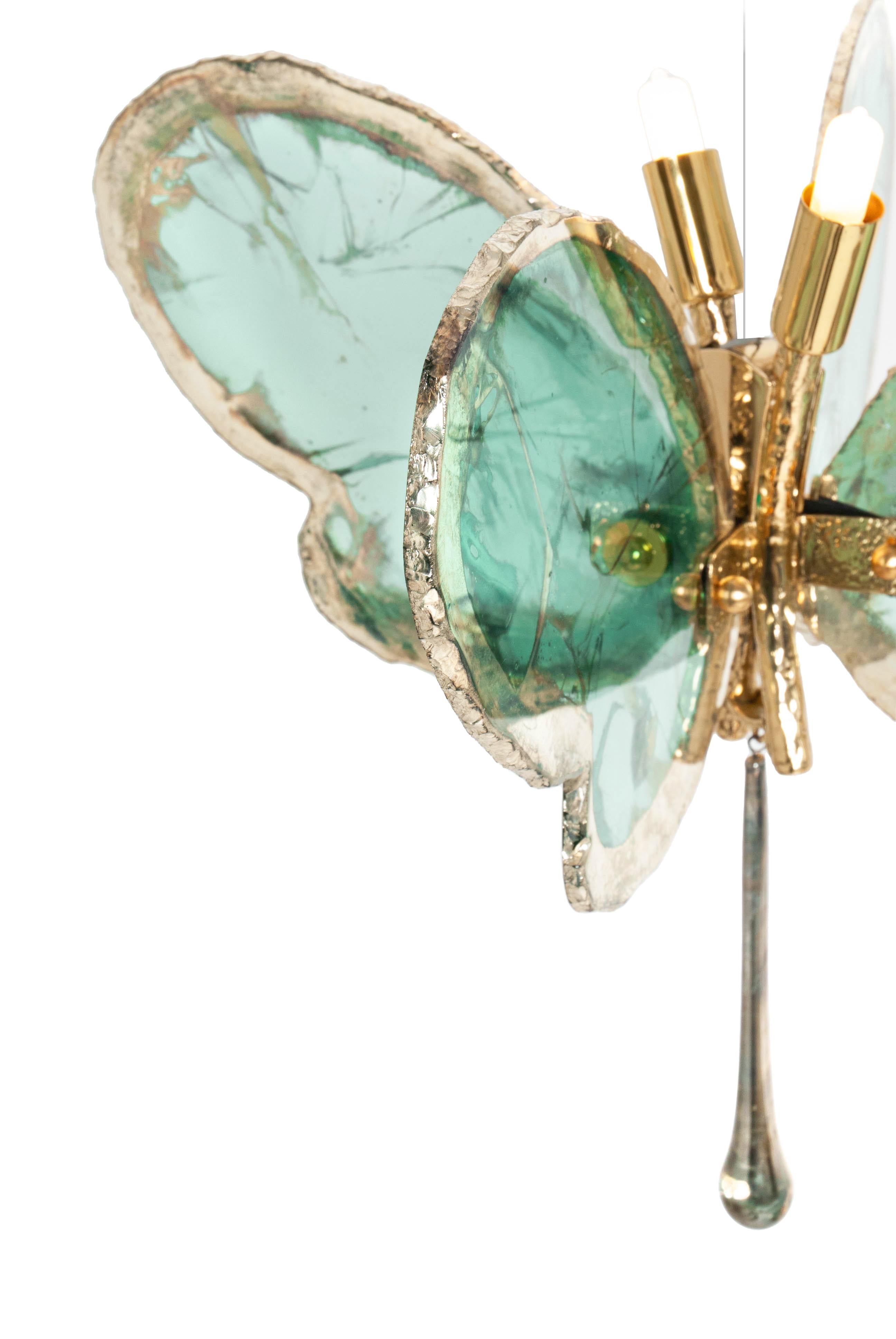 Italiano Lampada a sospensione contemporanea Butterfly 40, vetro artistico argentato, colore giada, ottone in vendita