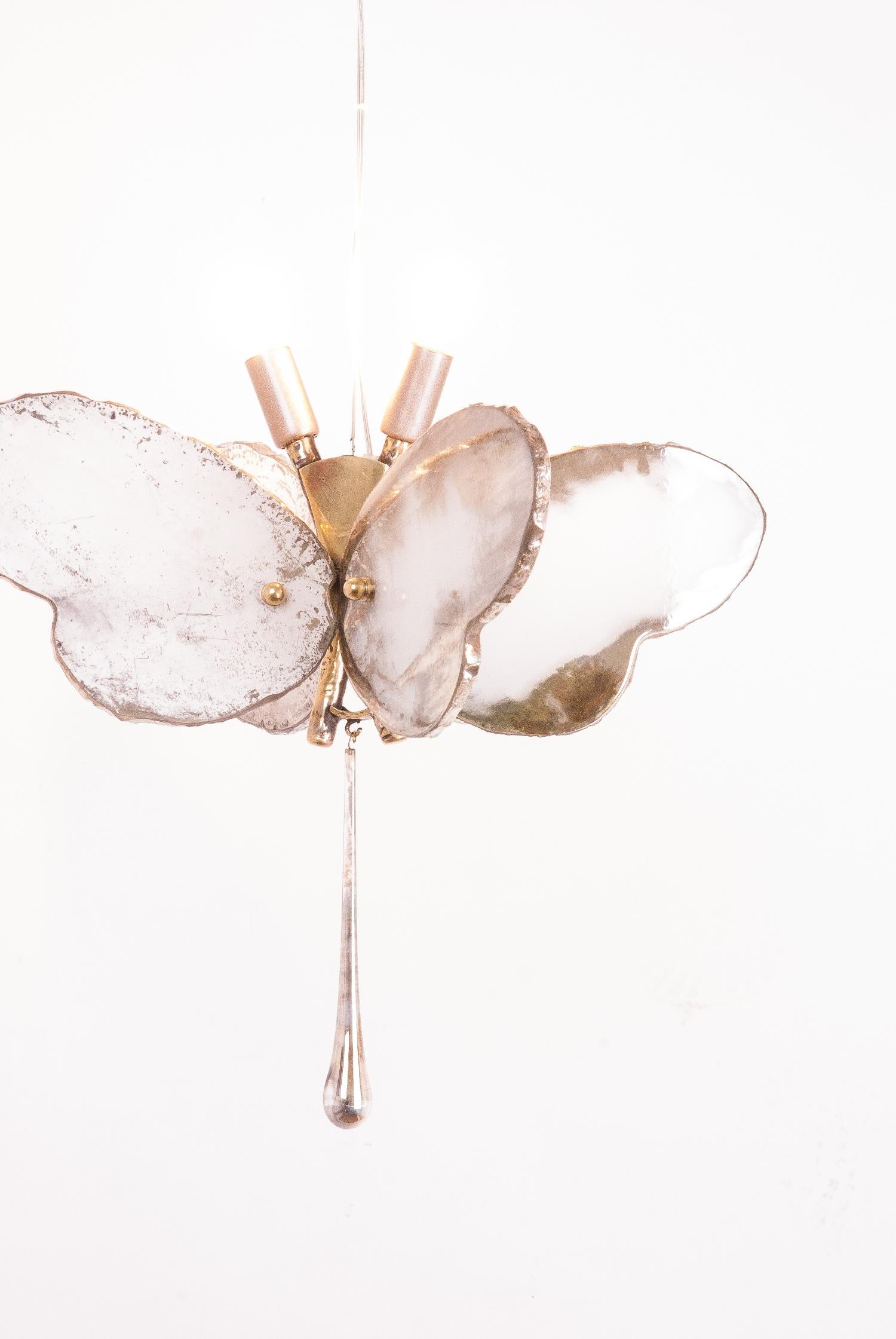 Hängeleuchte mit Schmetterling aus weiß versilbertem Glas, Messinggehäuse, Kristalltropfen 4