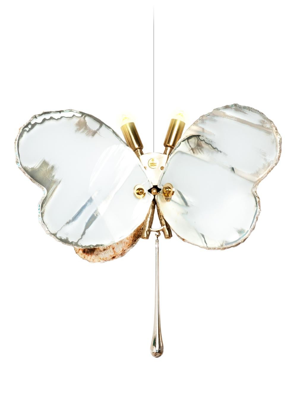 This pendant lamp is a contemporary object, made entirely by hand in Tuscany Italy, 100% of Italian origin.
An elegant, ethereal lamp with bright light that surrounds the decor of every kind of interiors, from Classic style to contemporary