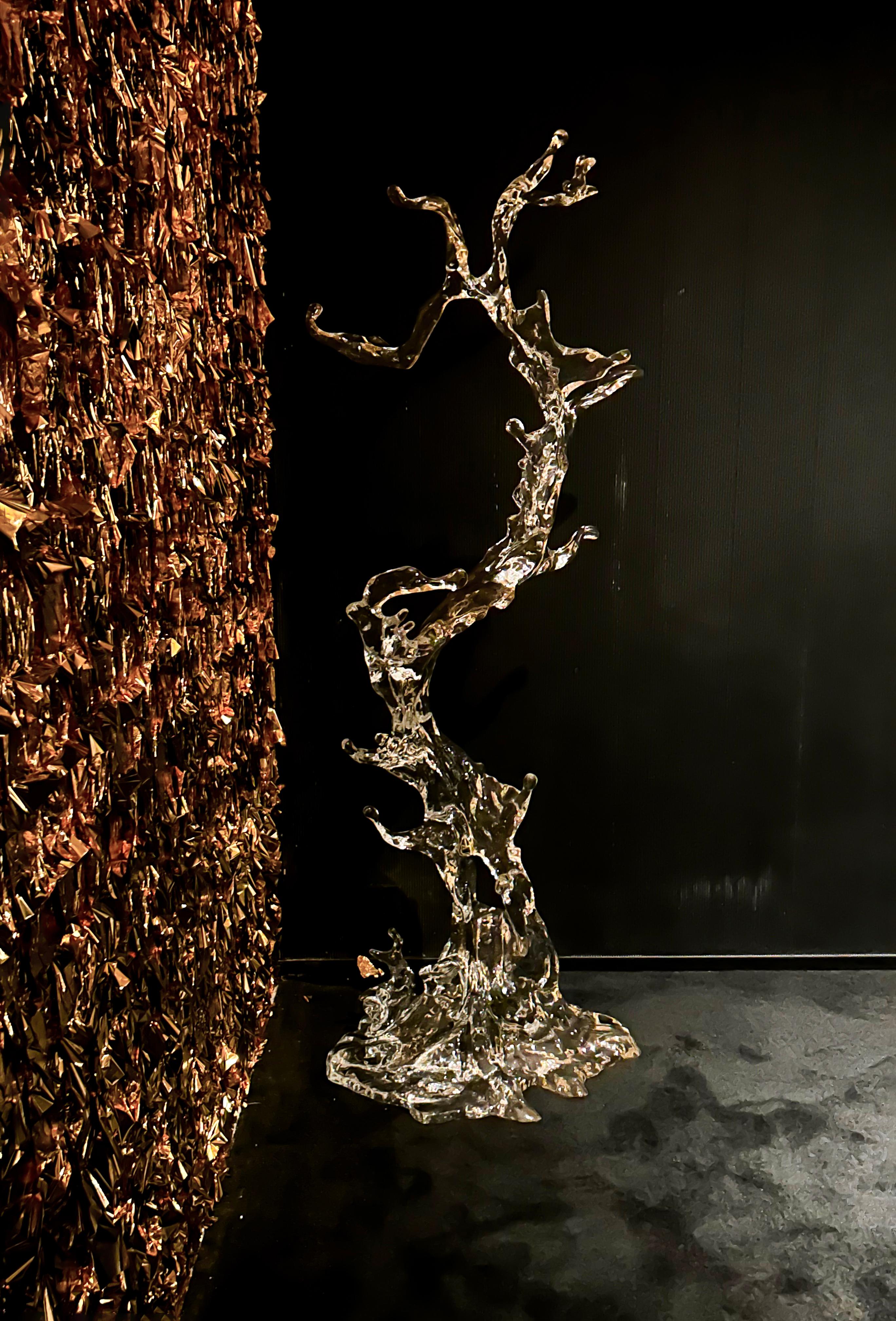 The Spray coat rack is inspired by the swirling water splash, and the characteristics of plants are added while the water splash dances, so that the product has the agility of water and the vitality of vines. In the use scenario, the diversion of