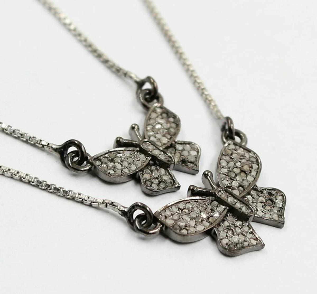 Taglio rotondo Ciondolo minimalista a forma di farfalla in argento 925 con pavé di diamanti, ciondolo elegante, regalo. in vendita