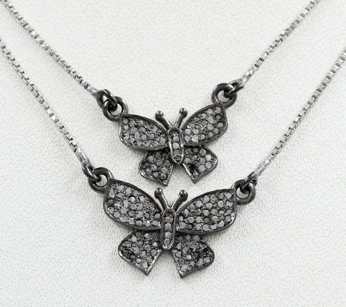 Ciondolo minimalista a forma di farfalla in argento 925 con pavé di diamanti, ciondolo elegante, regalo. In condizioni Nuovo in vendita a Chicago, IL