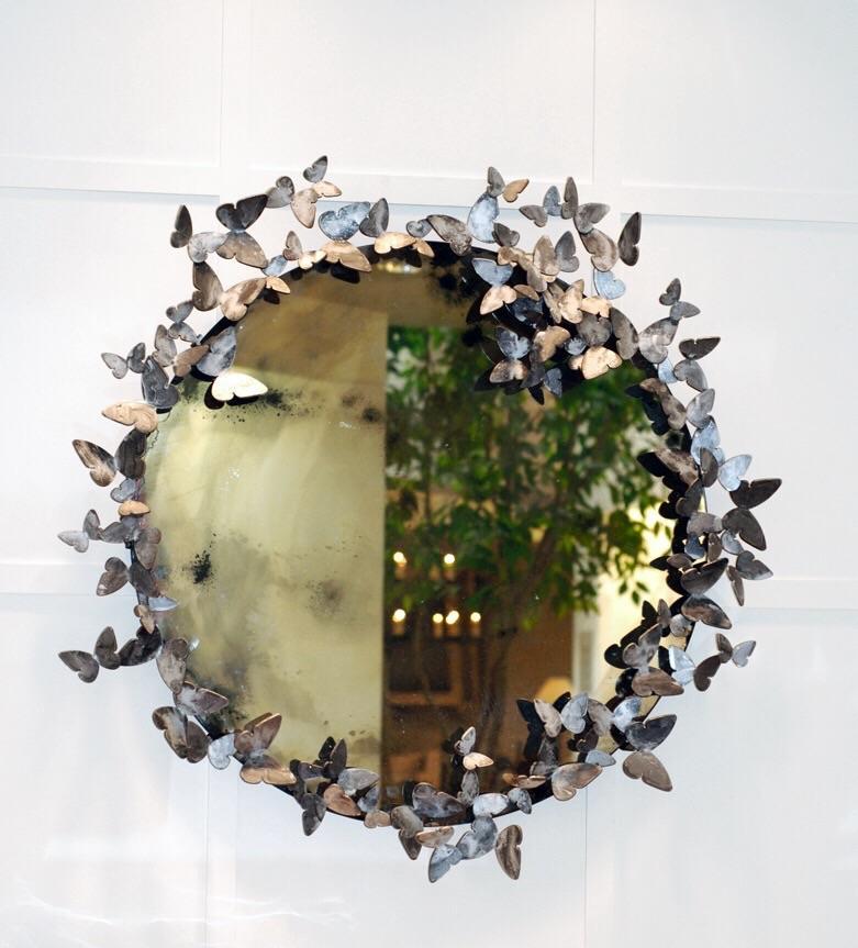 Nord-américain Miroir papillon en noir frotté d'or en vente