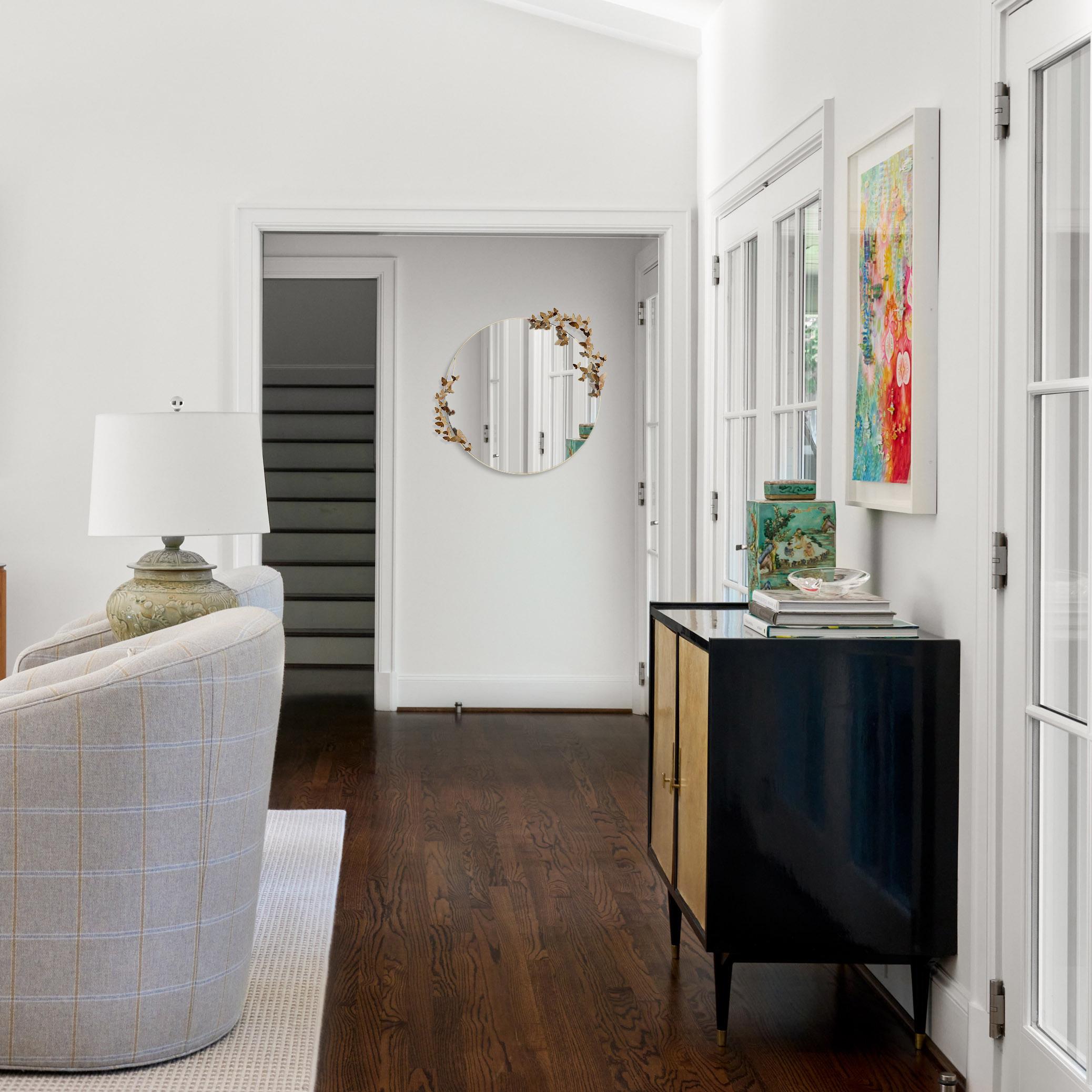 Ti presentiamo lo specchio Butterfly, versione light: un riflesso di sottile eleganza e delicato charme. Questo specchio è la scelta perfetta per chi adora la bellezza senza tempo del nostro classico specchio a farfalla ma cerca un'estetica più