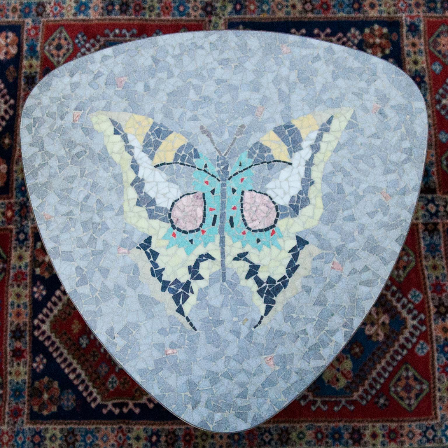 Magnifique table italienne en mosaïque conçue avec un beau papillon coloré en carreaux de verre sur un plateau triangulaire et avec des pieds en laiton massif.
 