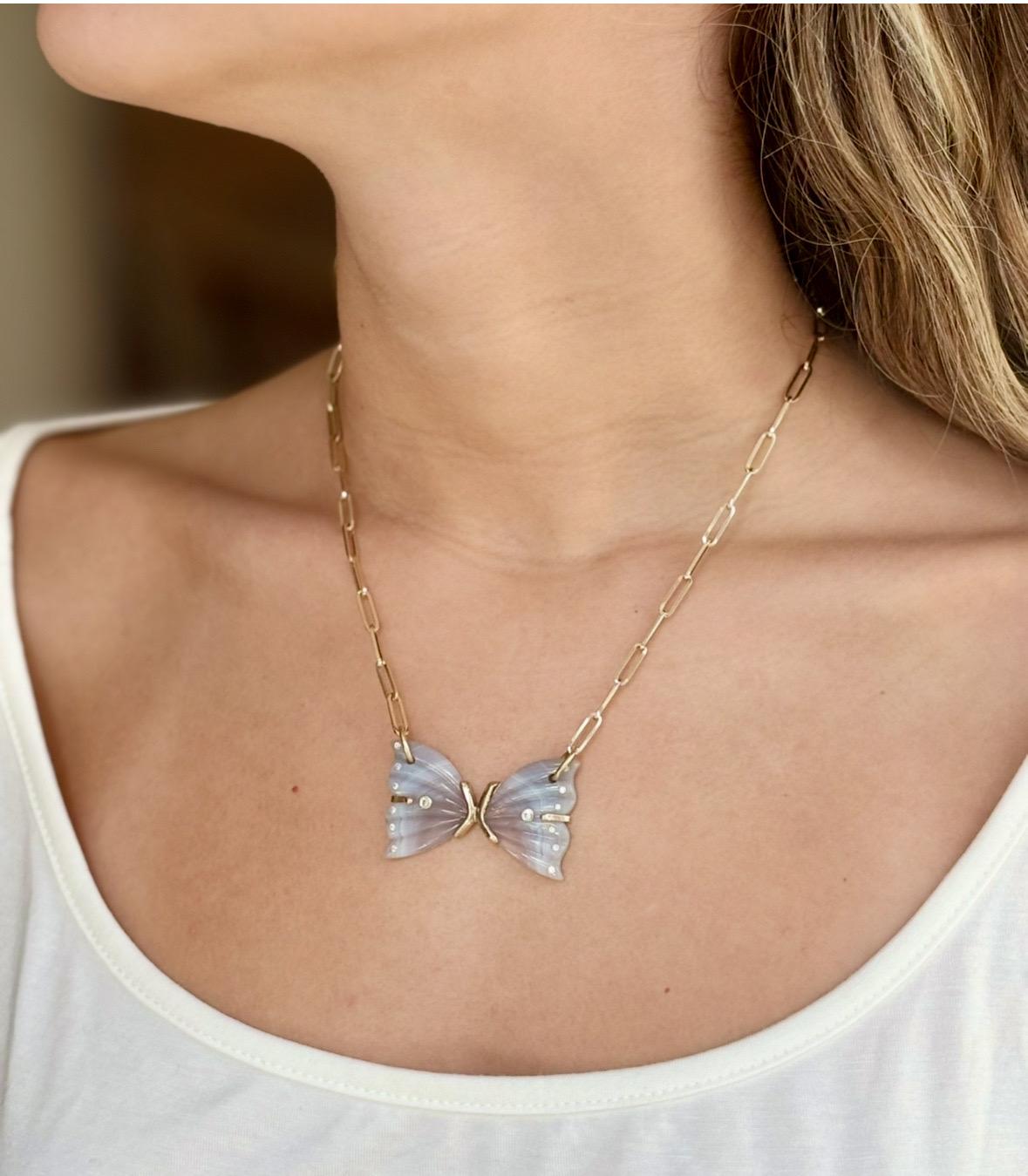 Collier papillon en agate de Laguna

Agate Laguna, diamants blancs, or 14k

Ailes de papillon en agate Laguna sculptée, avec au centre des diamants de 2 mm sertis dans de l'or 14k et sept diamants de 1,5 mm sur le pourtour des ailes. 

Le pendentif