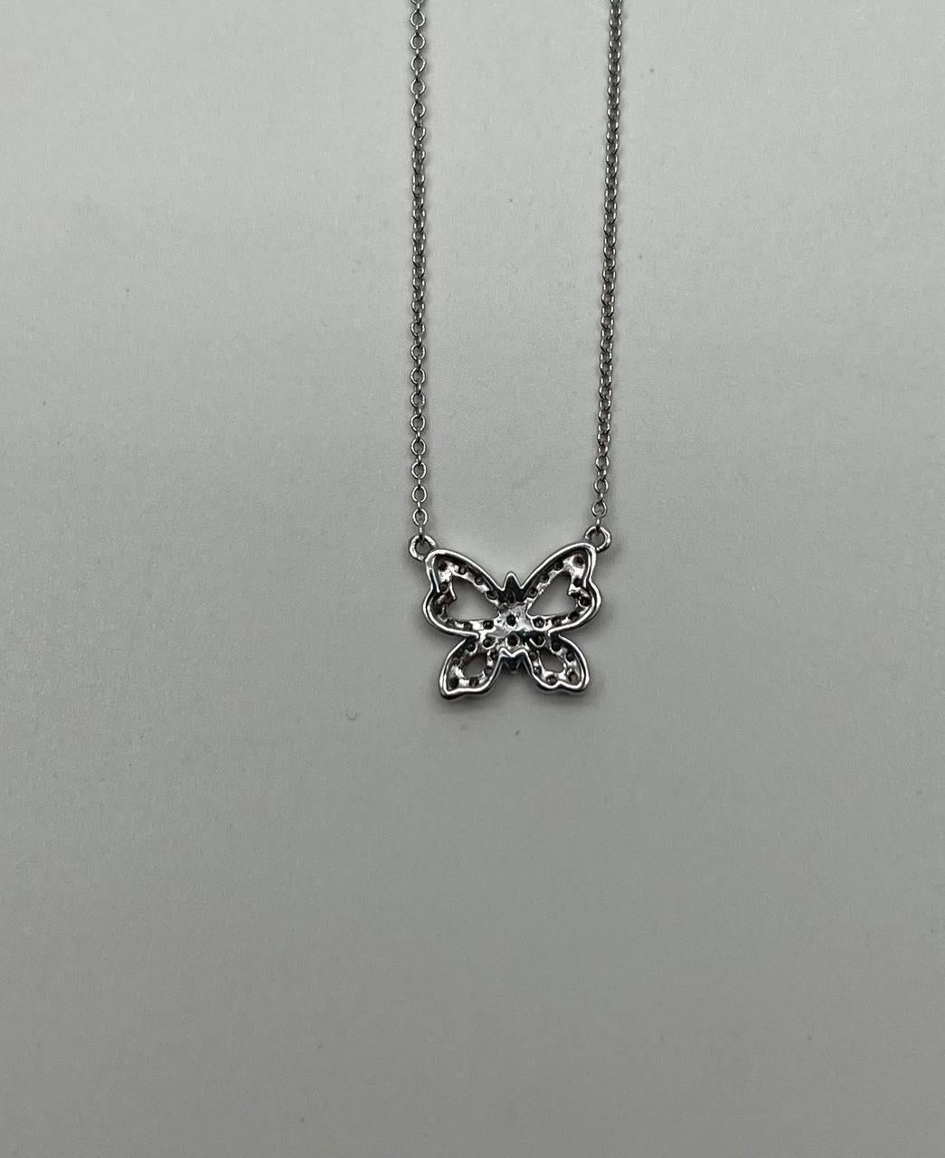 Mariposa Diamantes Engastados Motivo Halo Collar Cadena Colgante Oro Blanco 18K en Nuevo estado para la venta en Oakton, VA