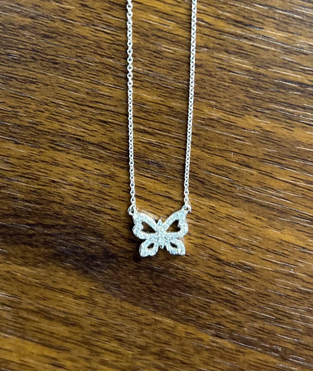 Mariposa Diamantes Engastados Motivo Halo Collar Cadena Colgante Oro Blanco 18K en venta 2