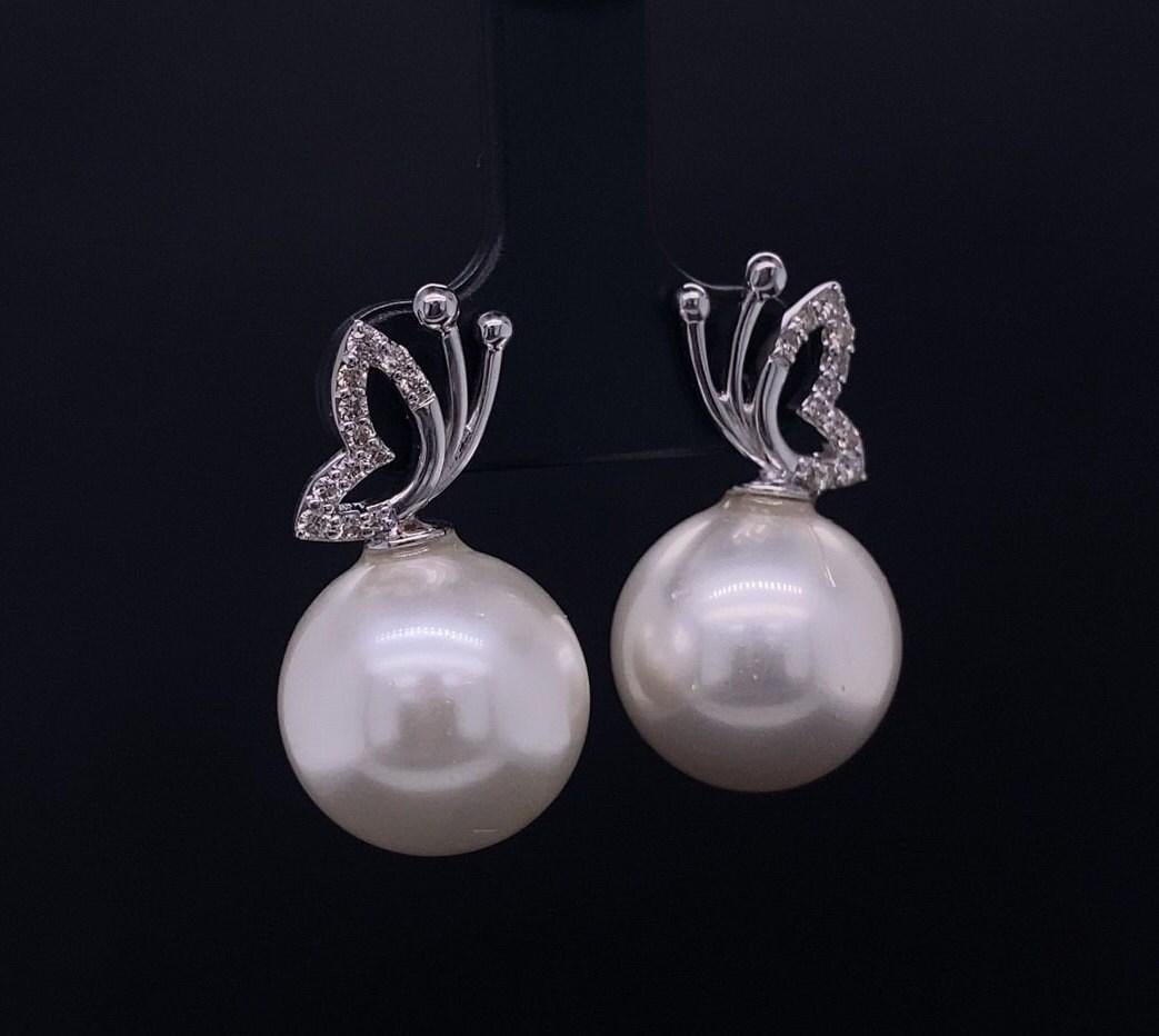 Taille ronde Boucles d'oreilles en or massif 14K avec perle papillon et diamant naturel (certifié) en vente