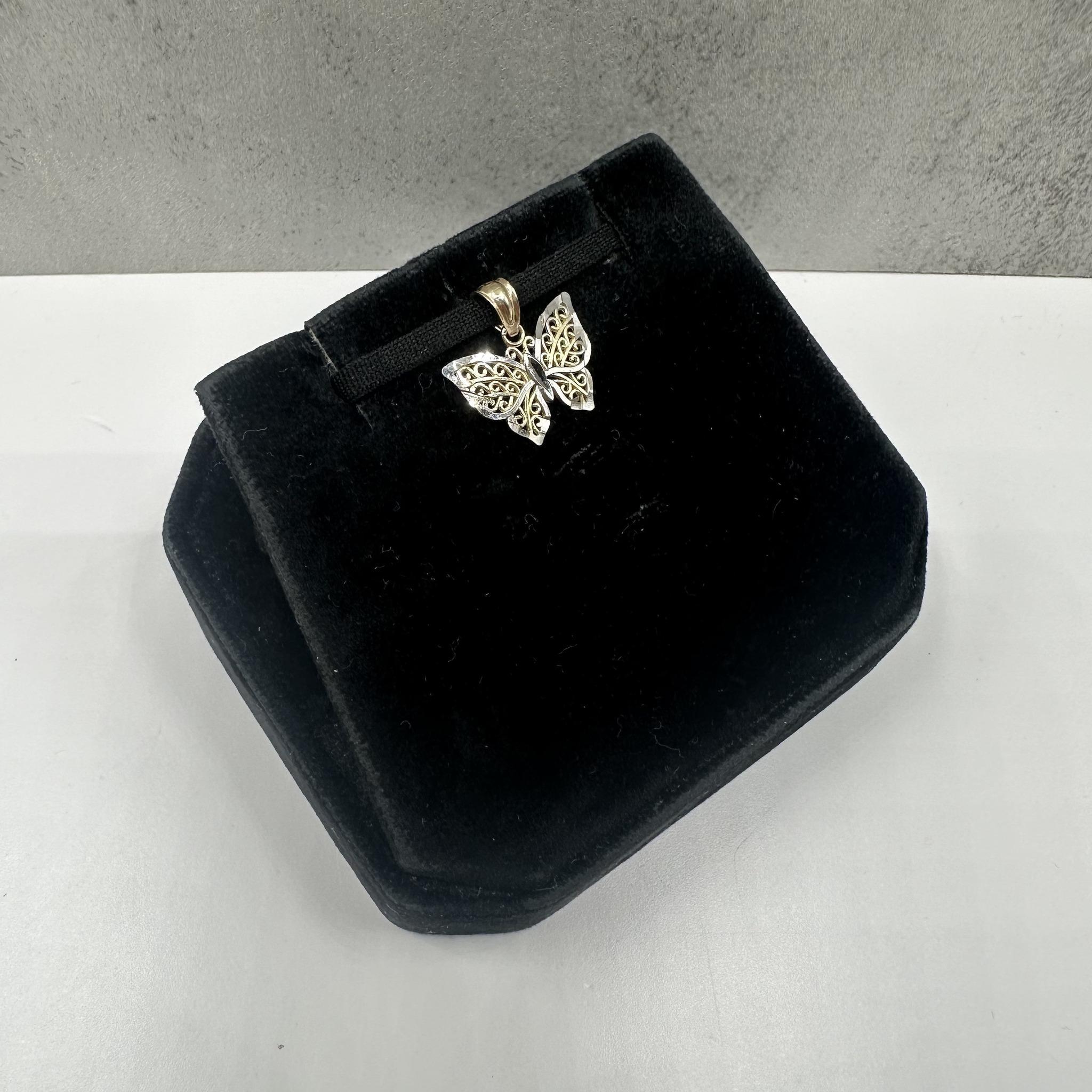 Questo delicato ciondolo a forma di farfalla in oro giallo 14kt presenta un bellissimo effetto bicolore creato da una sottile finitura bianca. Le ali in oro lucido brillano per contrasto, conferendo al pezzo un aspetto unico e accattivante. Con un