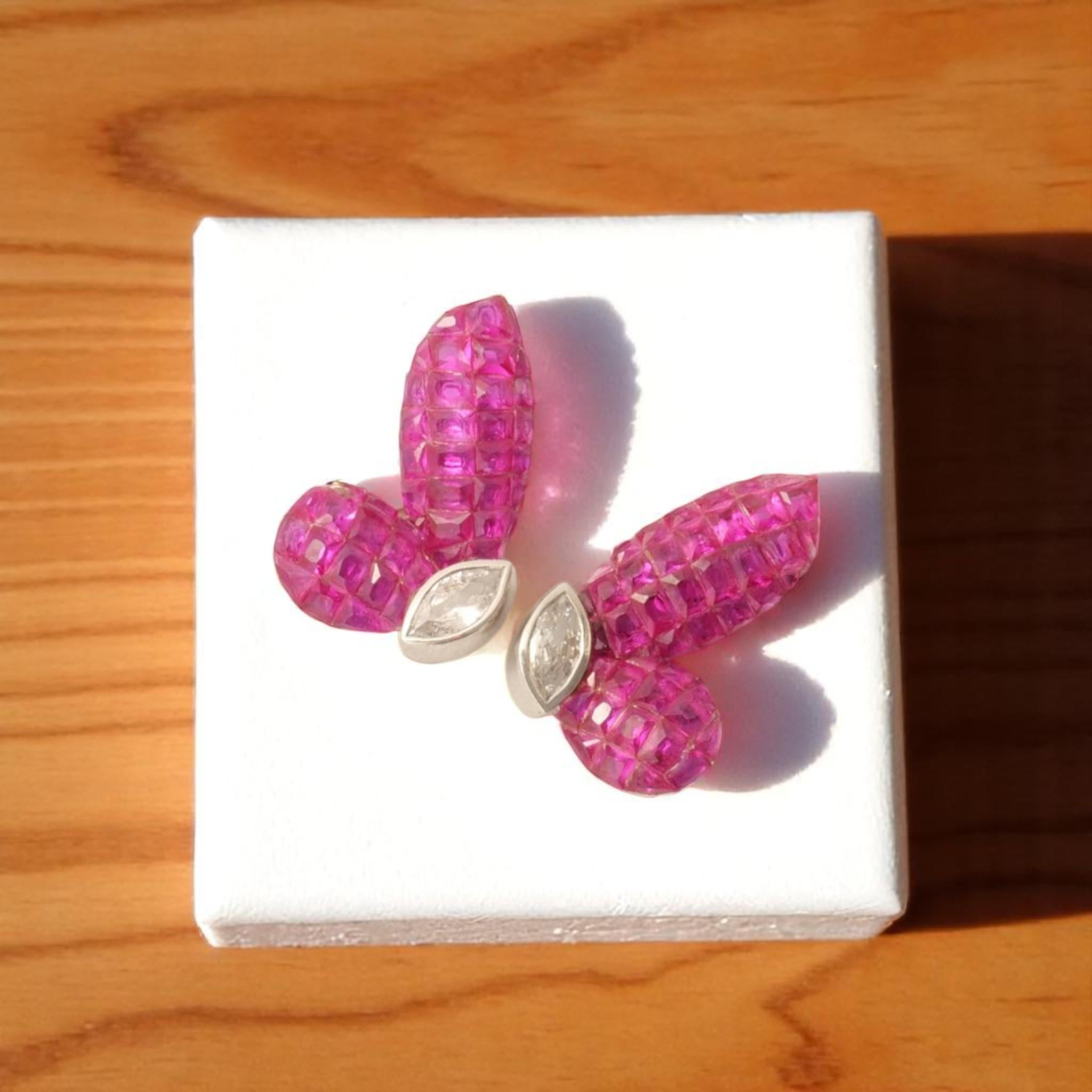 Orecchini con diamante e zaffiro rosa Butterfly in oro massiccio 14K (certificati) In condizioni Nuovo in vendita a New Delhi, DL
