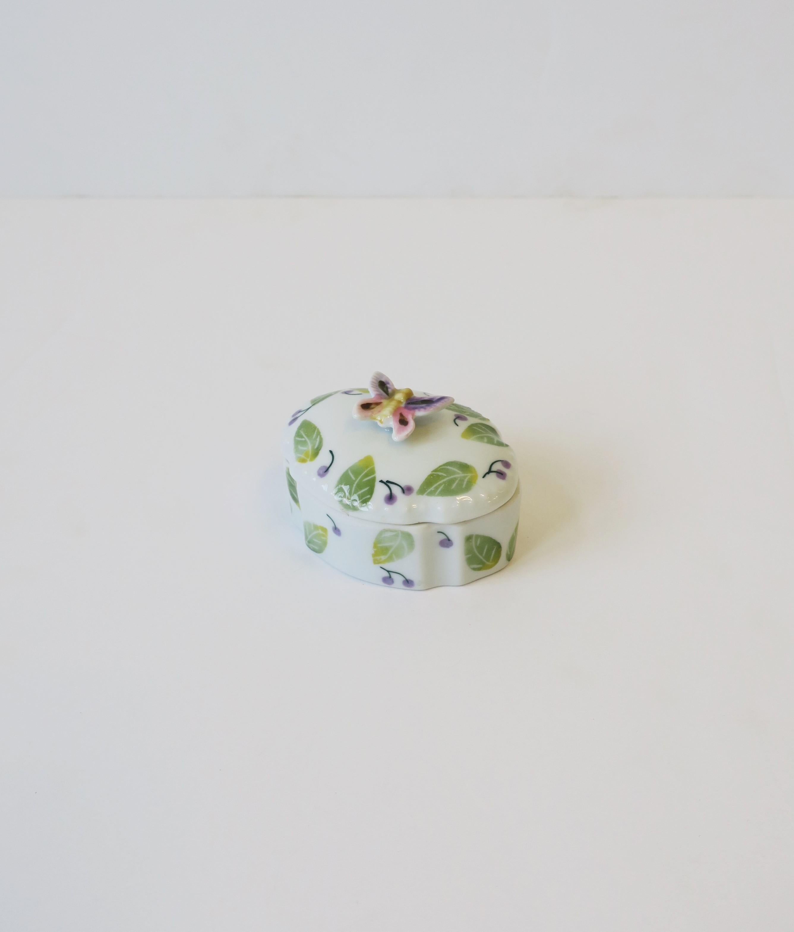 Porcelain Butterfly Jewelry Box In Good Condition For Sale In New York, NY