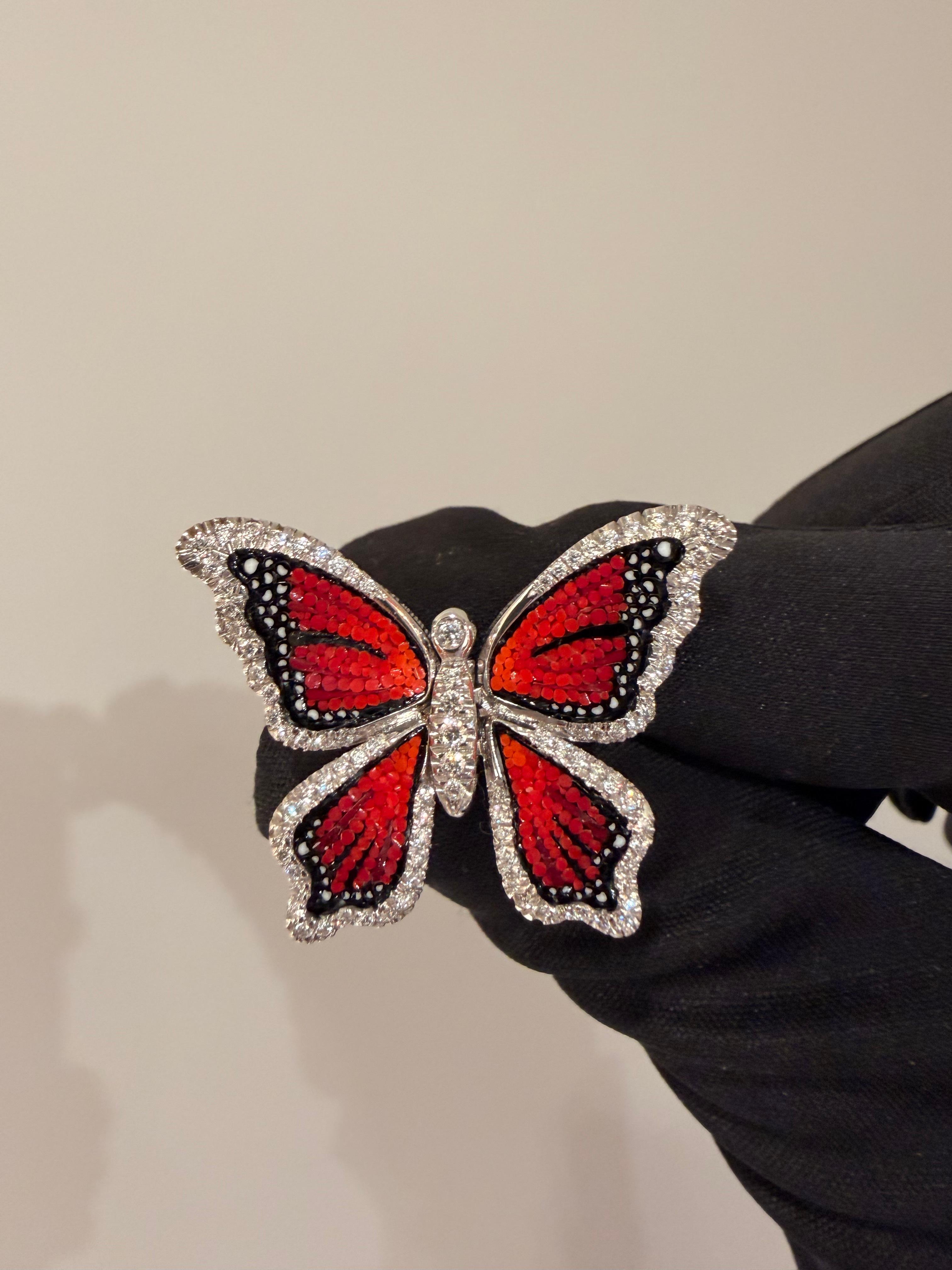 Ein roter Schmetterling aus Weißgold und Mikromosaik, umringt von funkelnden Diamanten, glänzt an Ihren Fingern.